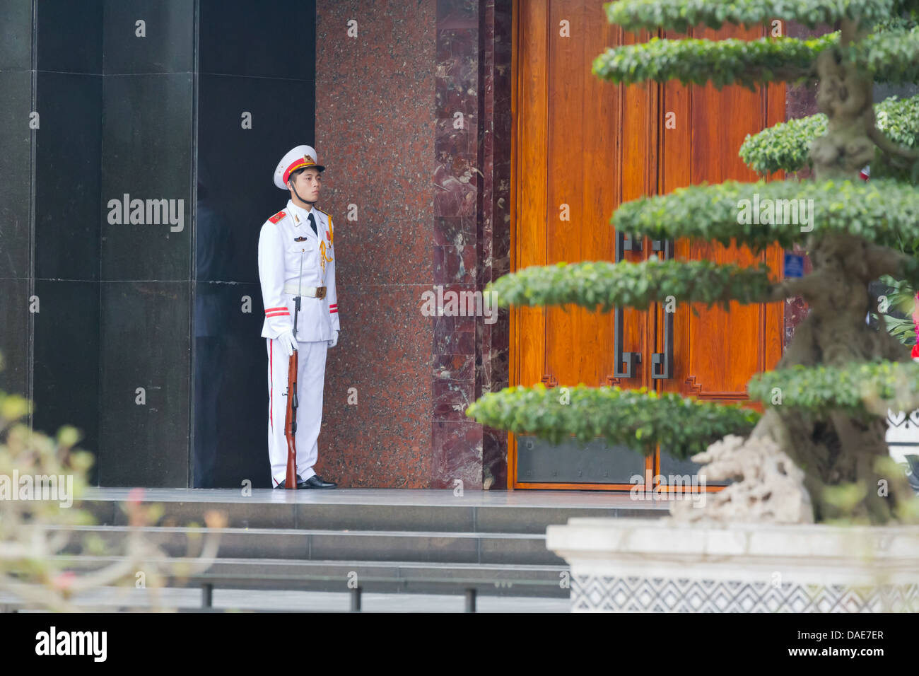 Gardiens du mausolée de Ho Chi Minh à Hanoi, Vietnam Banque D'Images