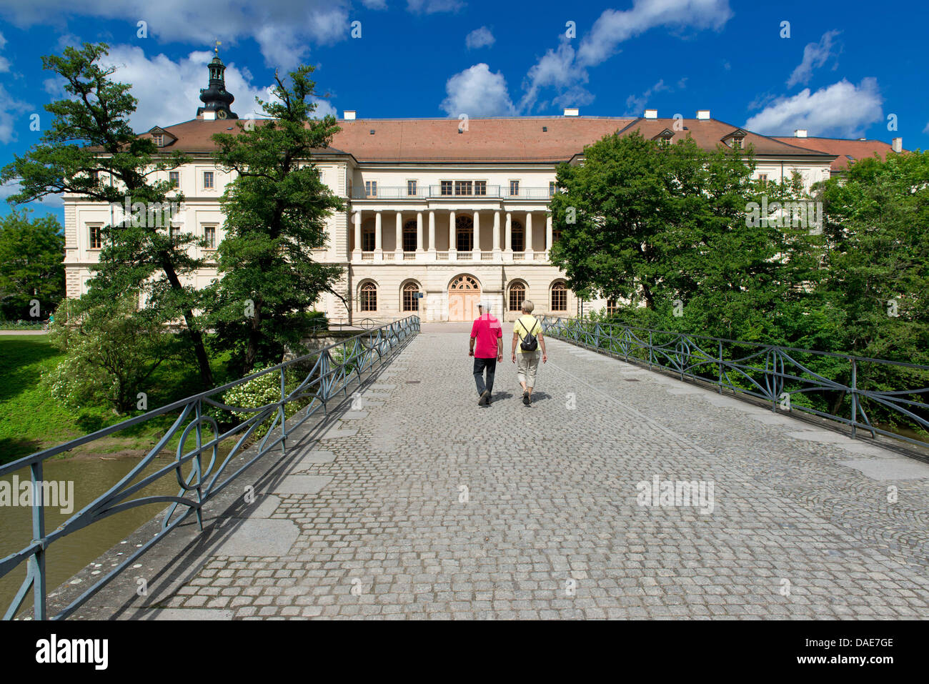 Les visiteurs se promener le long de la face arrière de l'ancienne résidence des grands-ducs de Saxony-Weimar-Eisenach à Weimar, Allemagne, 22 juin 2013. Photo : Soeren Stache Banque D'Images