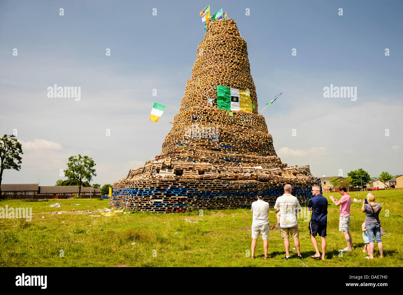 Belfast, Irlande du Nord. 11 juillet 2013. Les gens se rassemblent pour voir un énorme feu de joie, estimé à plus de 30m (100ft), dans Mossley. Crédit : Stephen Barnes/Alamy Live News Banque D'Images