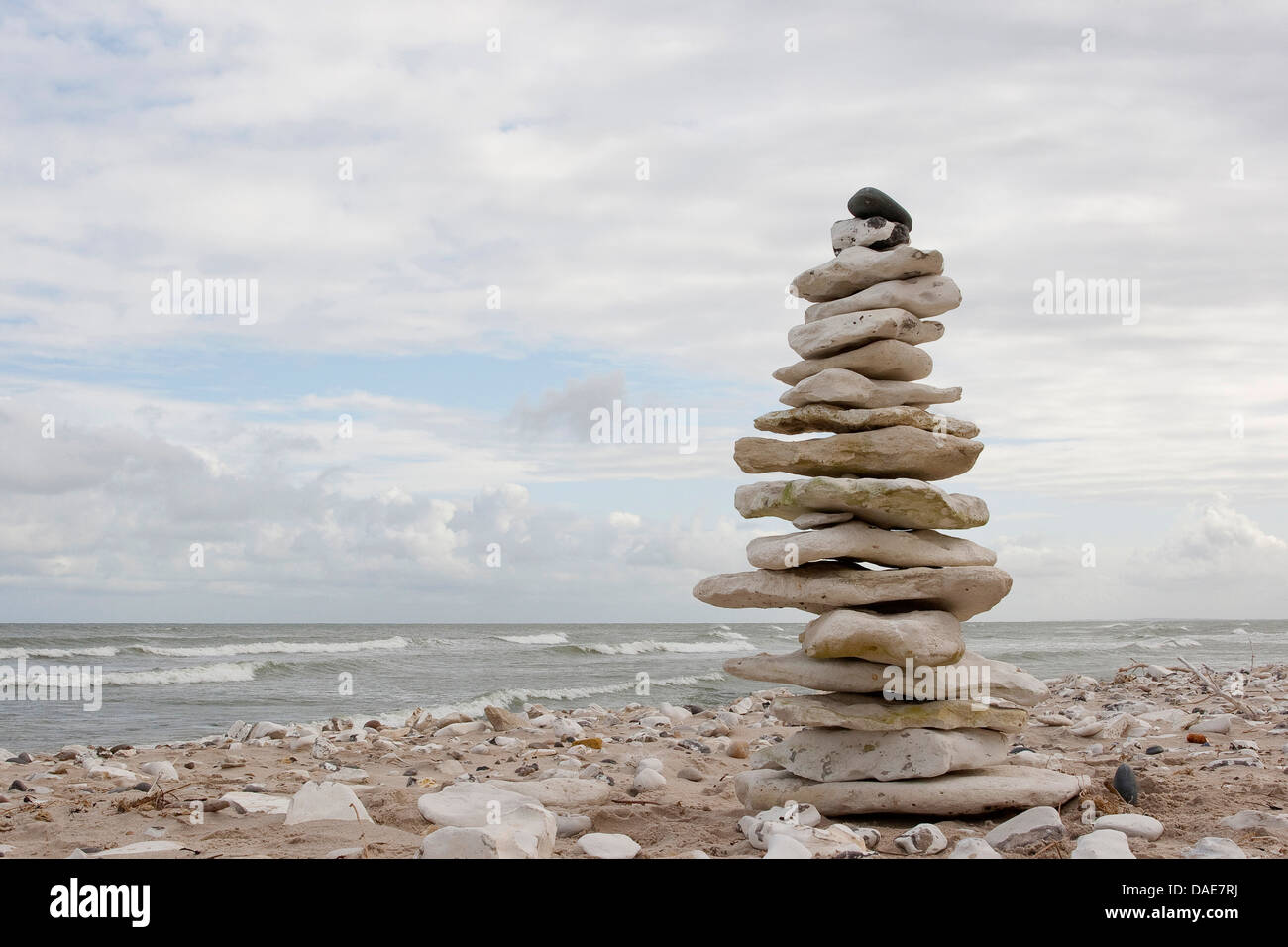 Tas de pierres sur la plage, l'art de la nature, Allemagne Banque D'Images