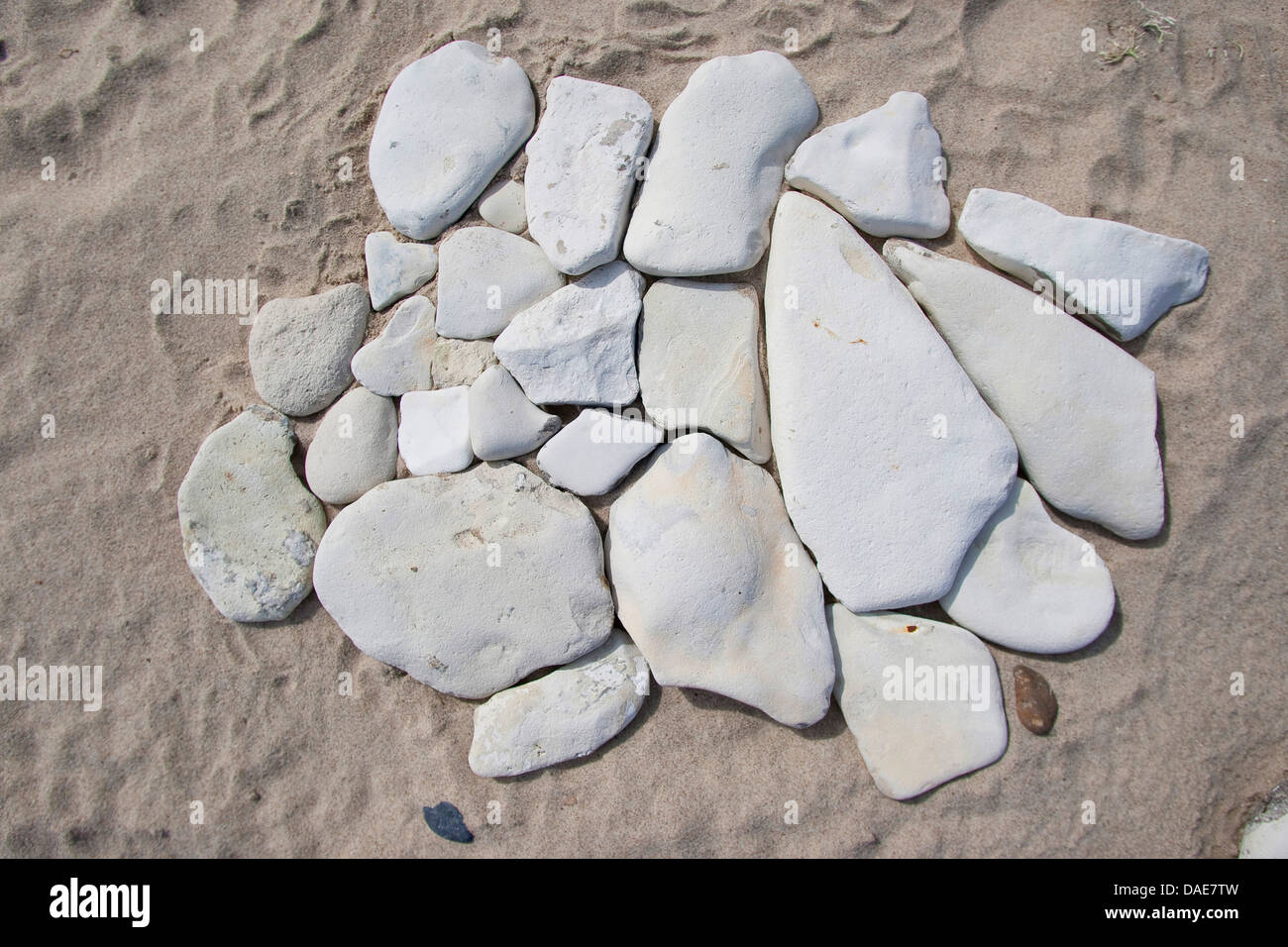 Mosaïque faite de pierres sur la plage de sable, Allemagne Banque D'Images