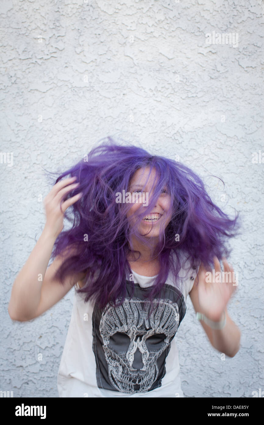 Jeune femme portant perruque violette Photo Stock - Alamy