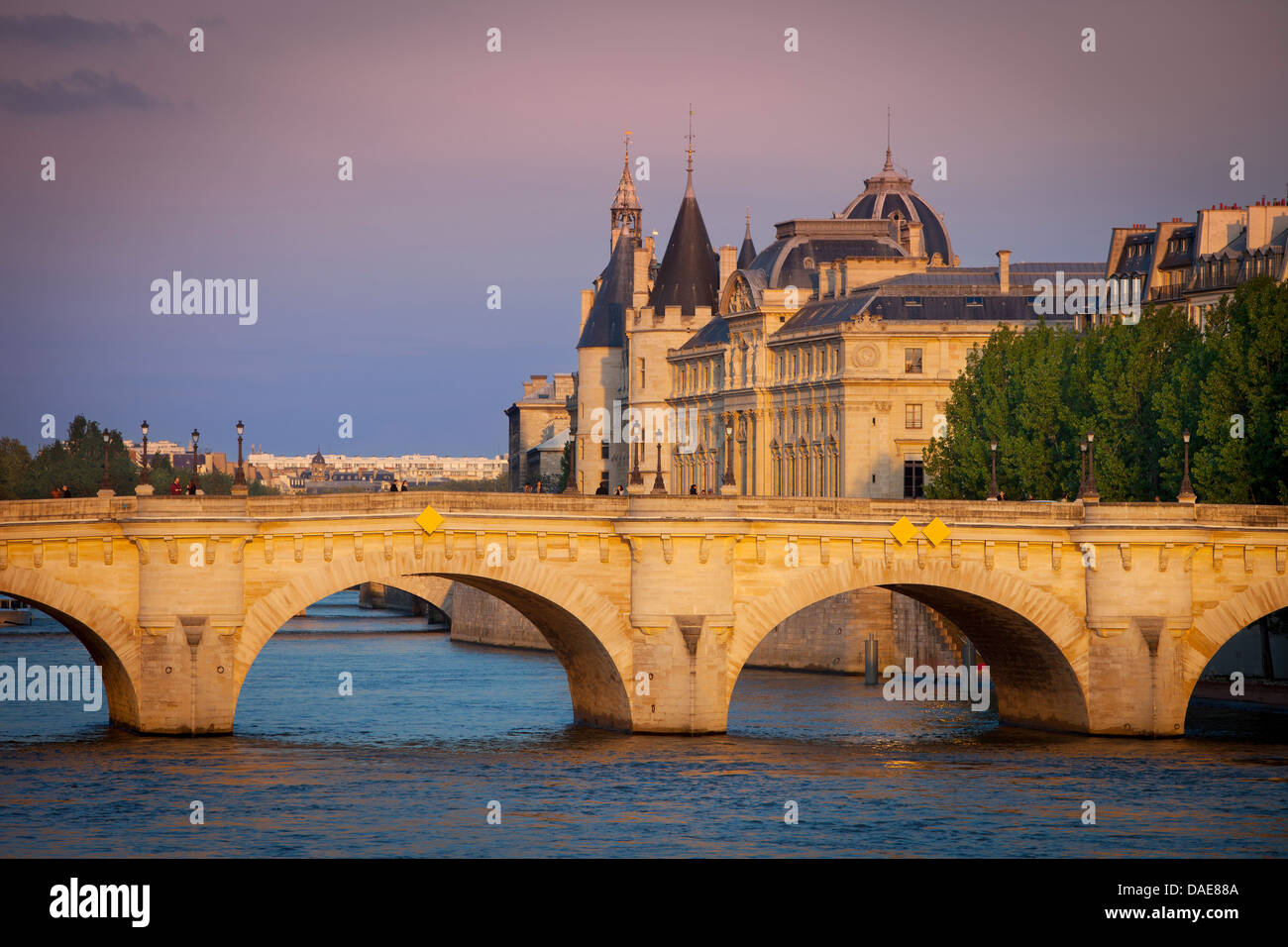 Définition du soleil sur la rivière Seine, Pont Neuf et la Conciergerie, Paris France Banque D'Images