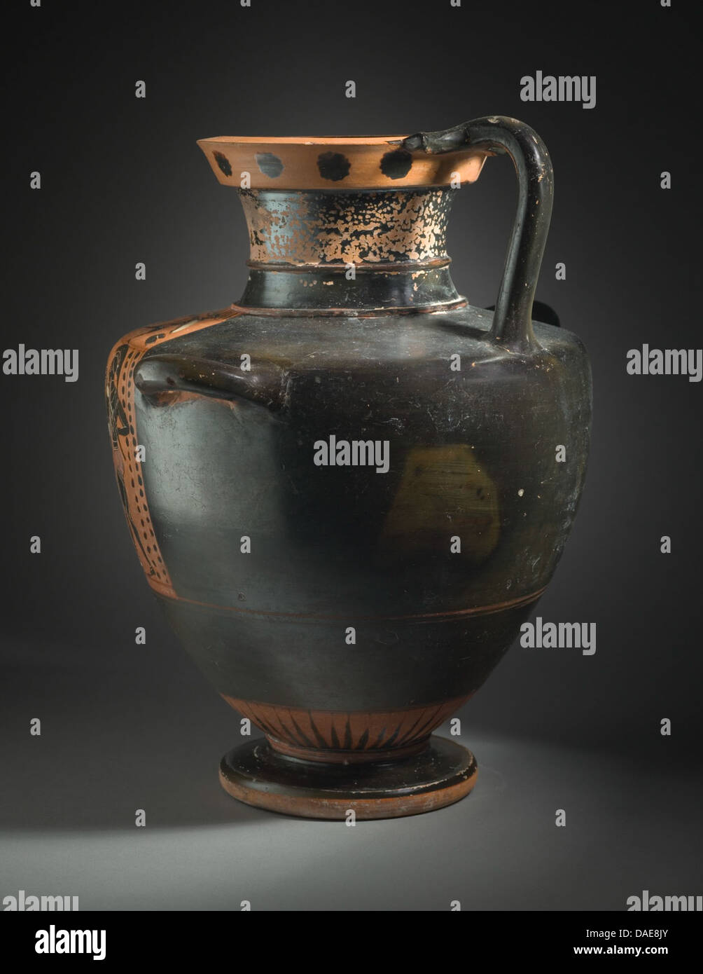 Cette antique figurine noire grenier grecque hydria représente une scène de départ sur le corps et une scène de bataille sur l'épaule. C'est un excellent exemple de poterie grecque, exposée au Los Angeles County Museum of Art (LACMA), mettant en valeur l'habileté des potiers grecs anciens et leur récit Banque D'Images