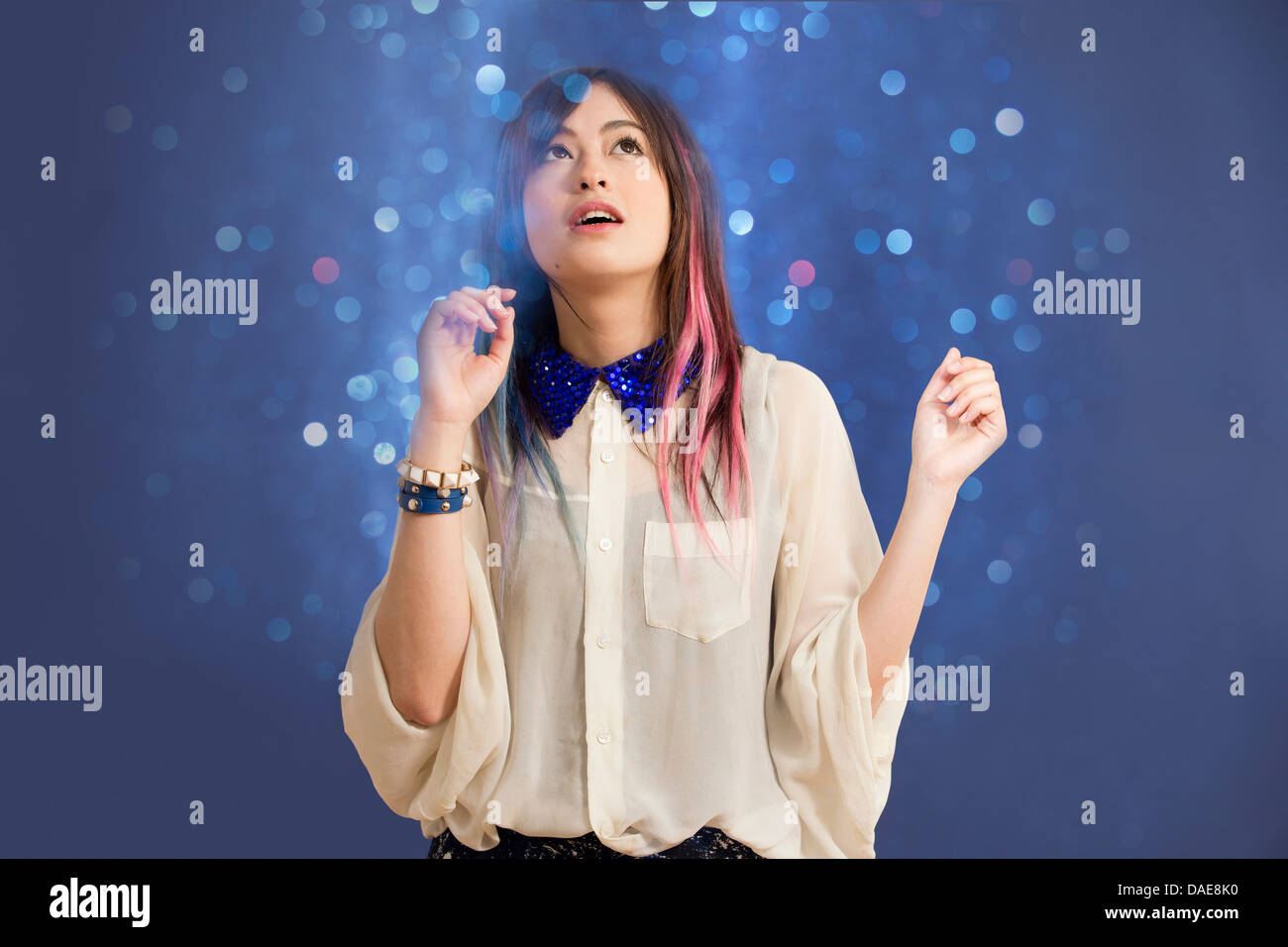 Portrait de jeune femme à la recherche jusqu'à glitter Banque D'Images