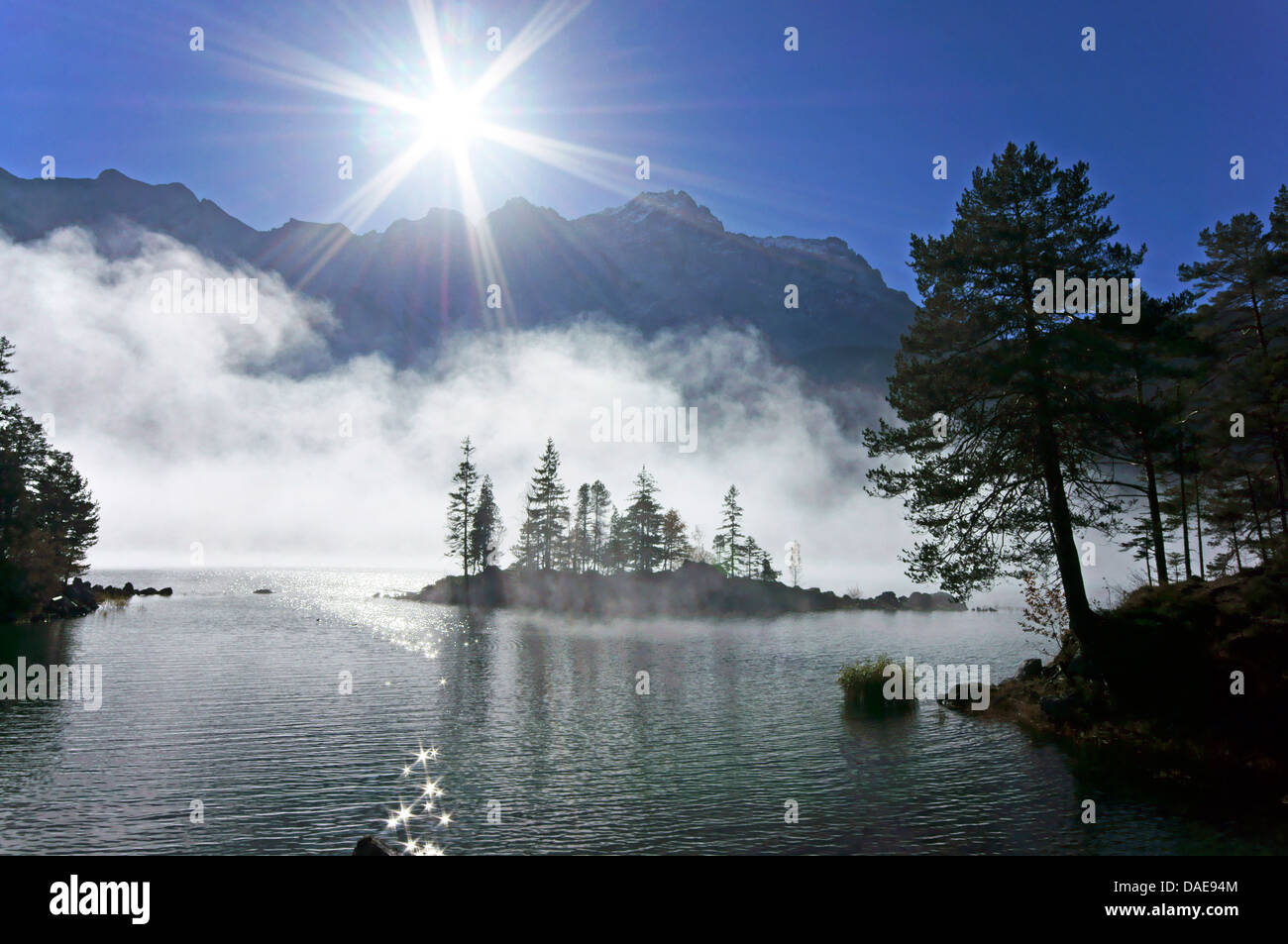 Brouillard sur la montagne Zugspitze, Eibsee group en arrière-plan, l'Allemagne, Bavière, Oberbayern, Haute-Bavière Banque D'Images