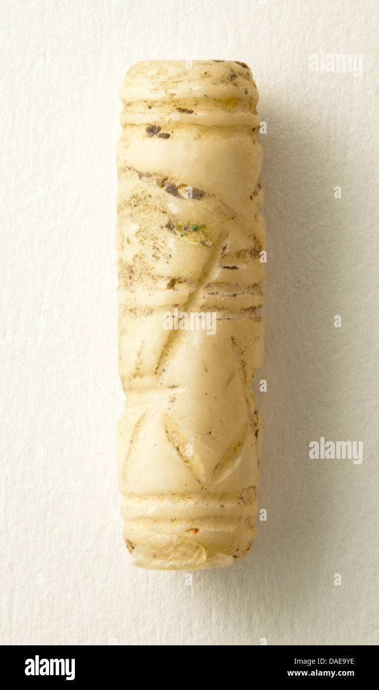 Ce sceau cylindrique est minutieusement gravé de motifs symboliques et a été utilisé pour sceller des documents dans les civilisations anciennes. Sa conception donne un aperçu des pratiques artistiques et administratives de l'époque. Banque D'Images