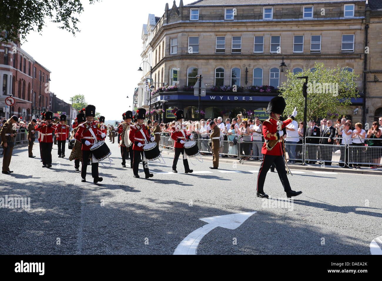 Bury, Manchester, Royaume-Uni. 11 juillet, 2013. Les rues bordées de centaines de Bury Greater Manchester comme un défilé de batteurs escorté d'un cortège au St Mary's Parish Church le Jeudi, Juillet 11, 2013, de l'avant d'une funérailles militaires pour le batteur Lee Rigby du Régiment royal de fusiliers, qui a été tué près de sa caserne à Woolwich, dans le sud-est de Londres le 22 mai 2013. Les funérailles militaires aura lieu le vendredi 12 juillet 2013. Crédit : Christopher Middleton/Alamy Live News Banque D'Images
