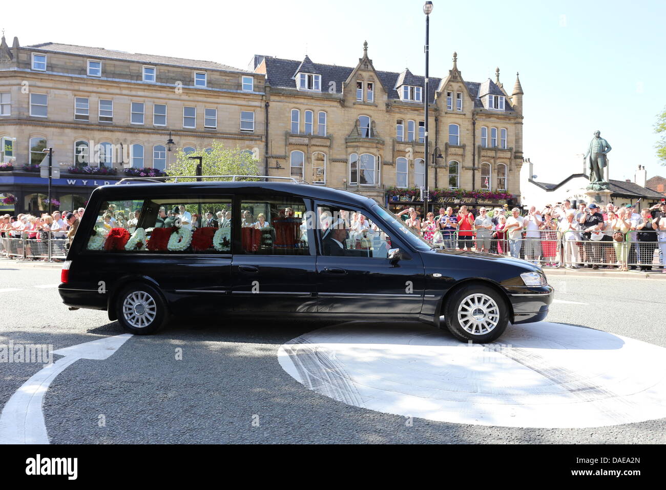 Bury, Manchester, Royaume-Uni. 11 juillet, 2013. Les rues bordées de centaines de Bury Greater Manchester comme un défilé de batteurs escorté d'un cortège au St Mary's Parish Church le Jeudi, Juillet 11, 2013, de l'avant d'une funérailles militaires pour le batteur Lee Rigby du Régiment royal de fusiliers, qui a été tué près de sa caserne à Woolwich, dans le sud-est de Londres le 22 mai 2013. Les funérailles militaires aura lieu le vendredi 12 juillet 2013. Crédit : Christopher Middleton/Alamy Live News Banque D'Images