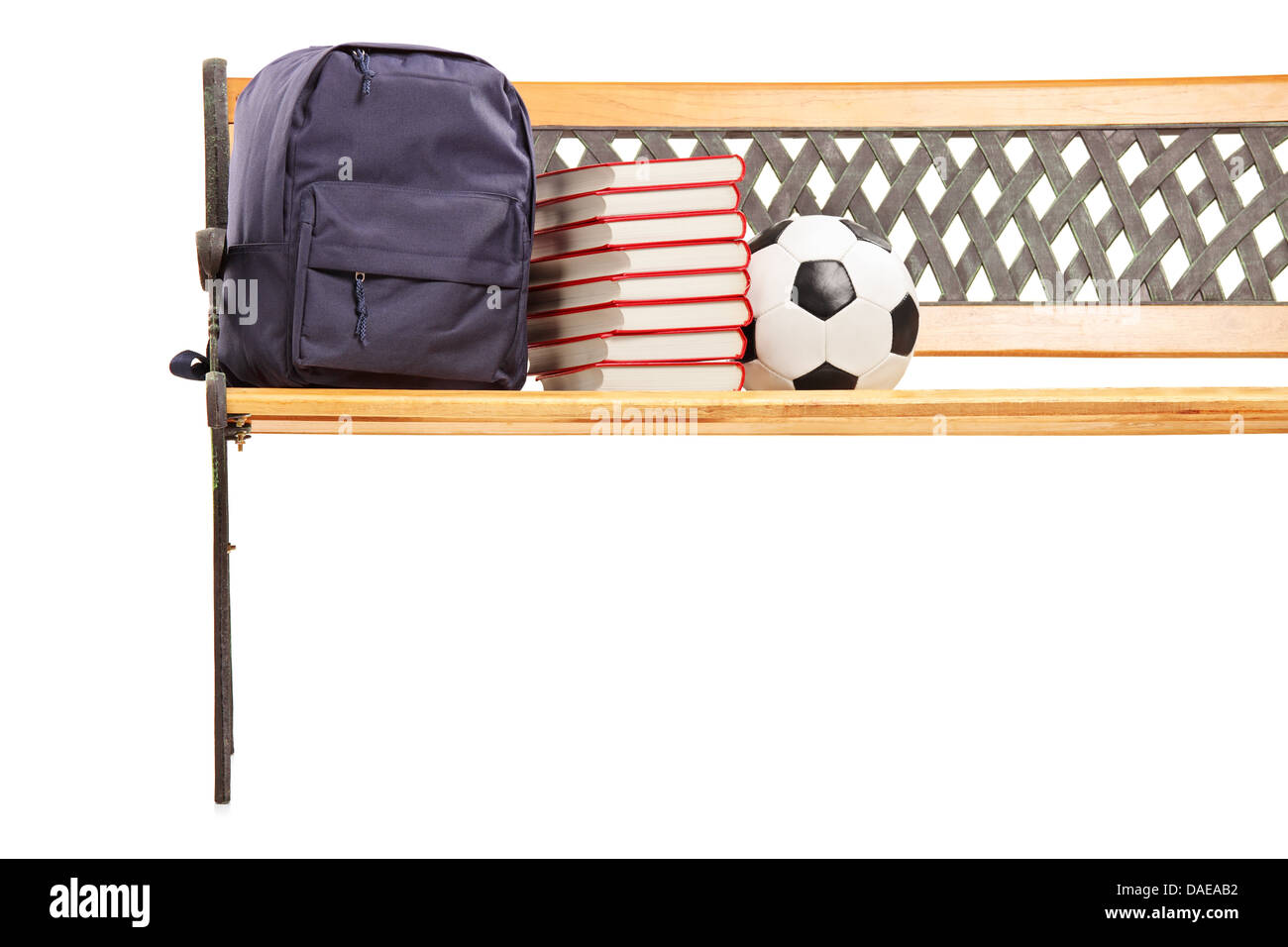Portrait d'un banc en bois, avec des livres, sac d'école et d'un ballon de football sur elle Banque D'Images