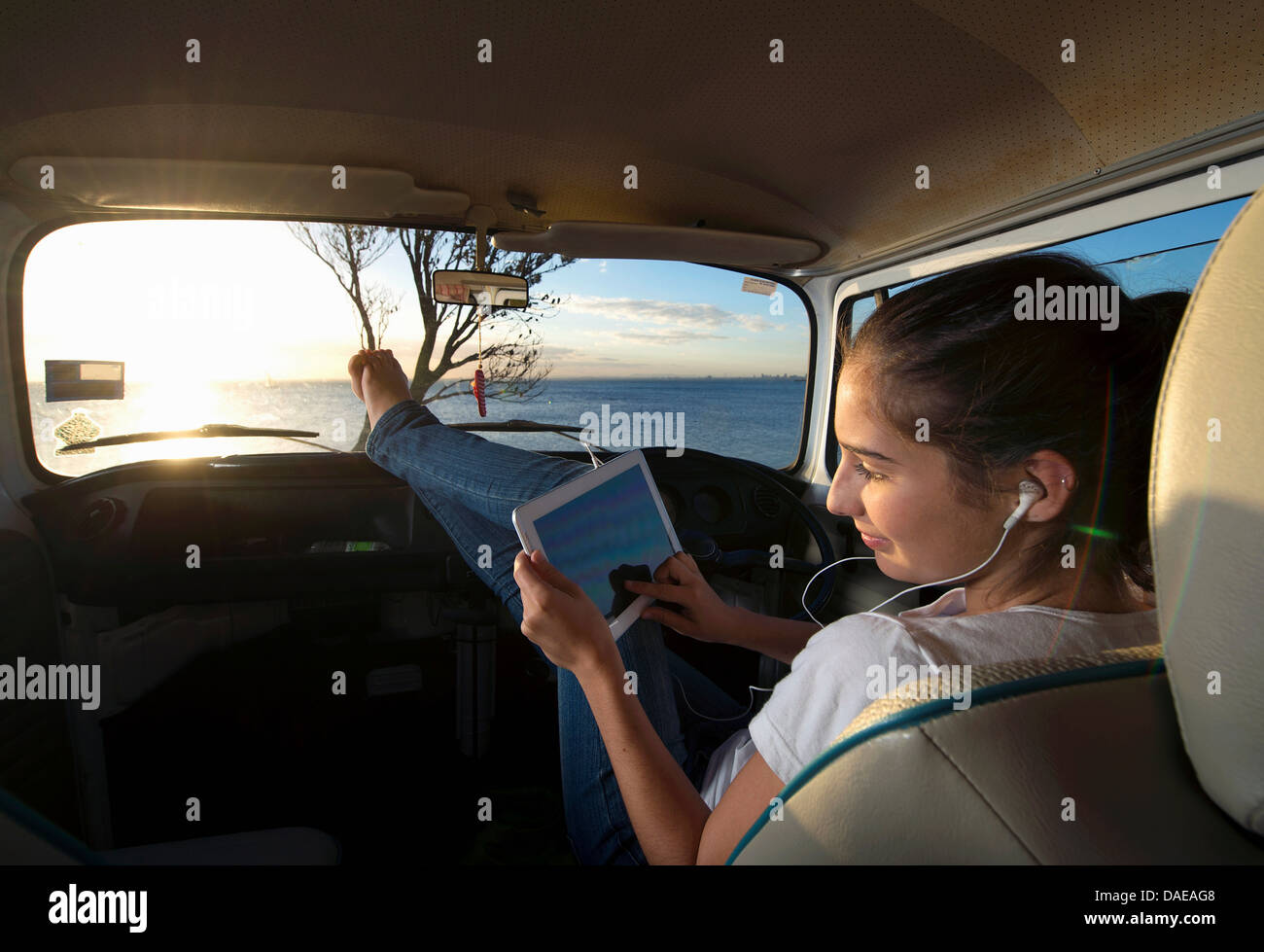 Jeune femme dans le camping-car using digital tablet Banque D'Images