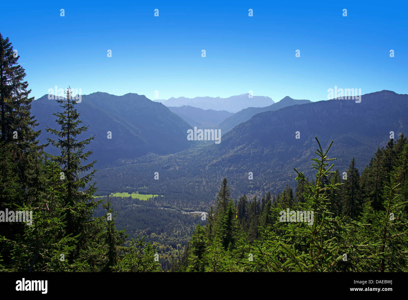 Vue depuis Brunnenkopf à Alpes, montagnes en arrière-plan, l'Allemagne, Bavière, Oberbayern, Haute-Bavière Banque D'Images