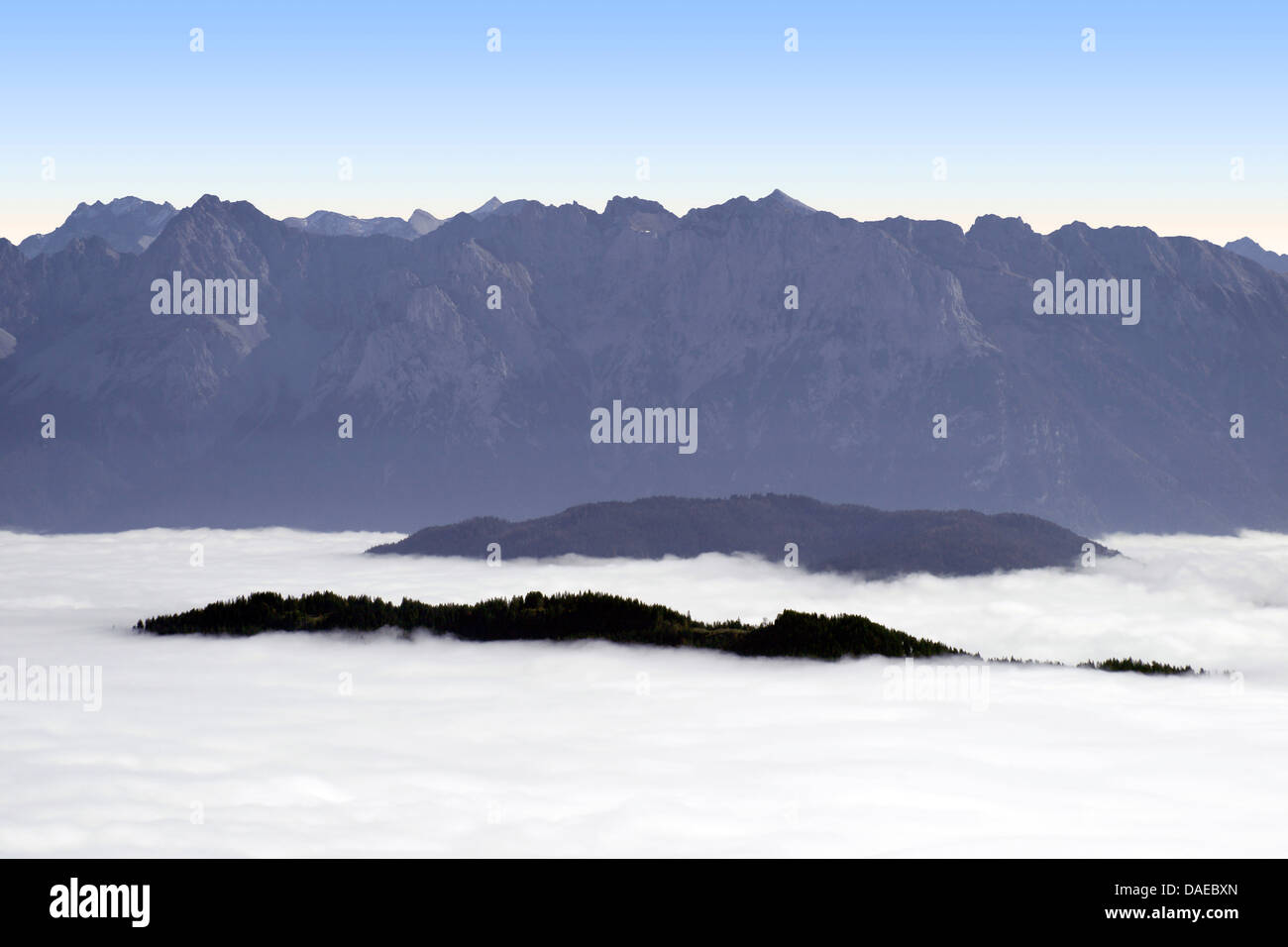 Voir plus de brouillard au sol de Karwendel, Allemagne, Bavière, Oberbayern, Haute-Bavière, Garmisch-Partenkirchen Banque D'Images