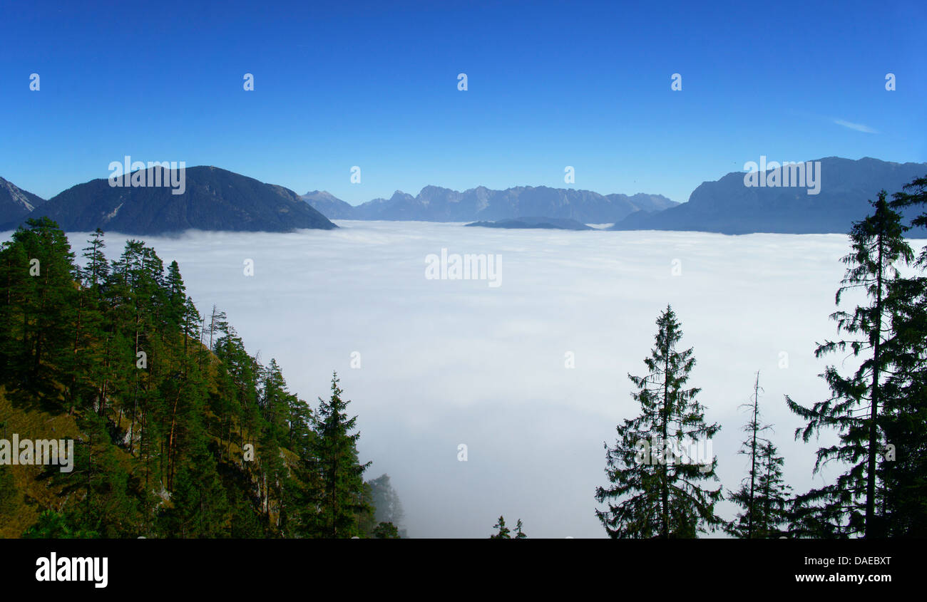 Voir plus de brouillard au sol à Wanken et du Wetterstein, Allemagne, Bavière, Oberbayern, Upper Bavaria, Garmisch-Partenkirchen Banque D'Images