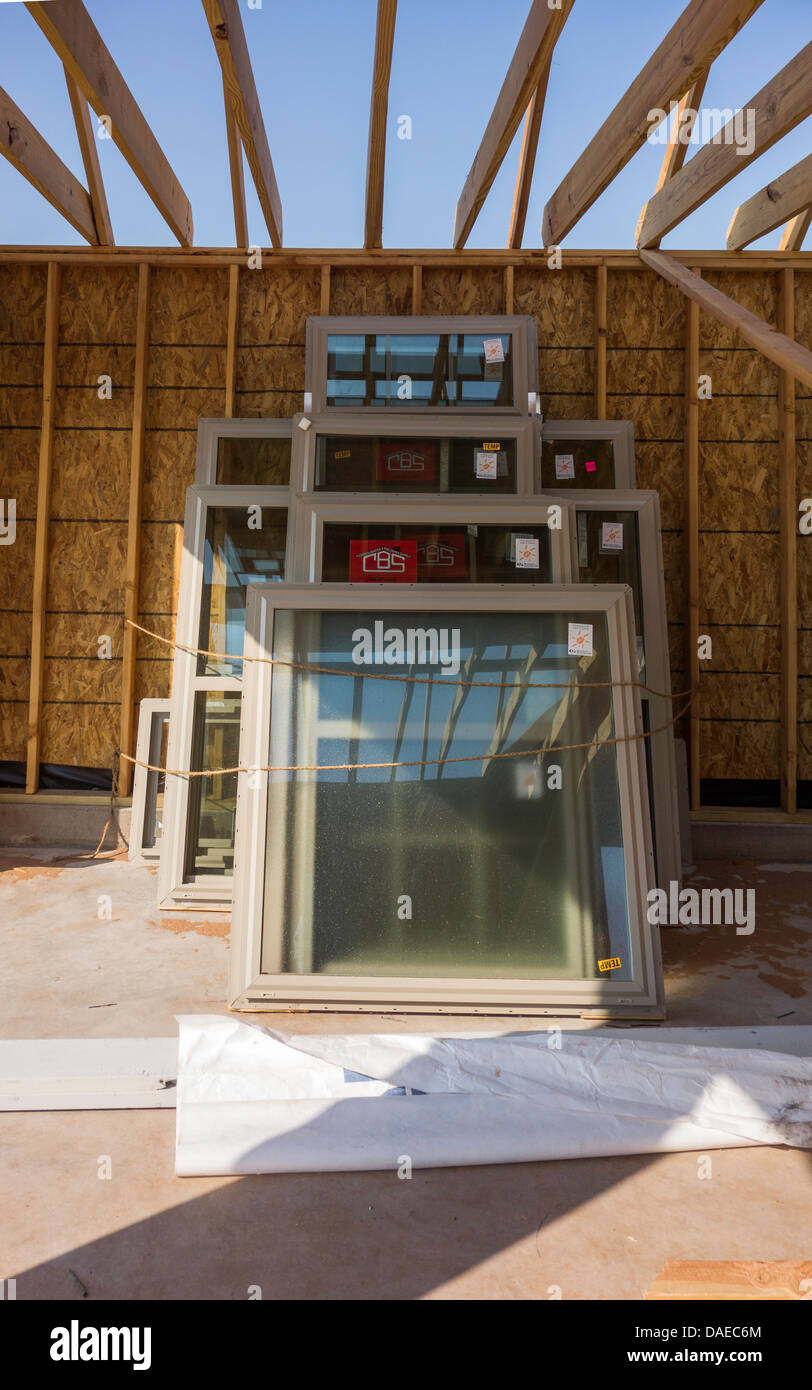 Nouvelle construction sur mesure accueil en milieu rural Pennsylvania, USA. Une pile de windows s'appuyer contre un mur dans le garage. Banque D'Images