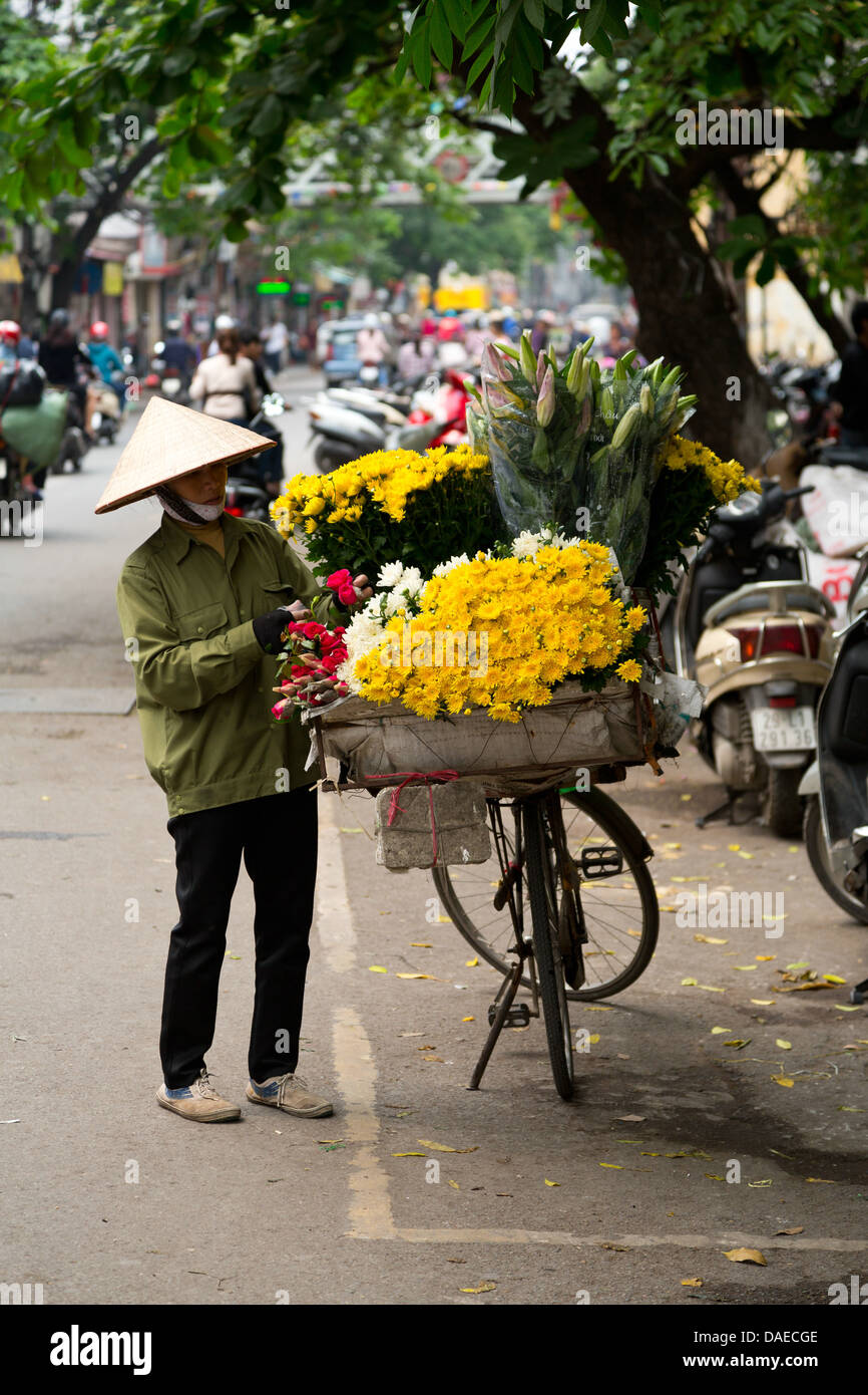 Marchande de fleurs dans les rues de Hanoi, Vietnam Banque D'Images