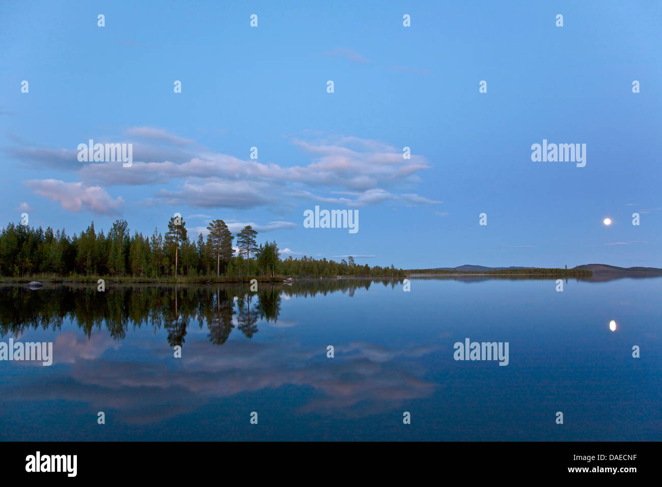 Pleine lune en miroir dans un lac dans la lumière du soir, la Suède, la Laponie, Norrbottens Laen, Kvikkjokk Banque D'Images
