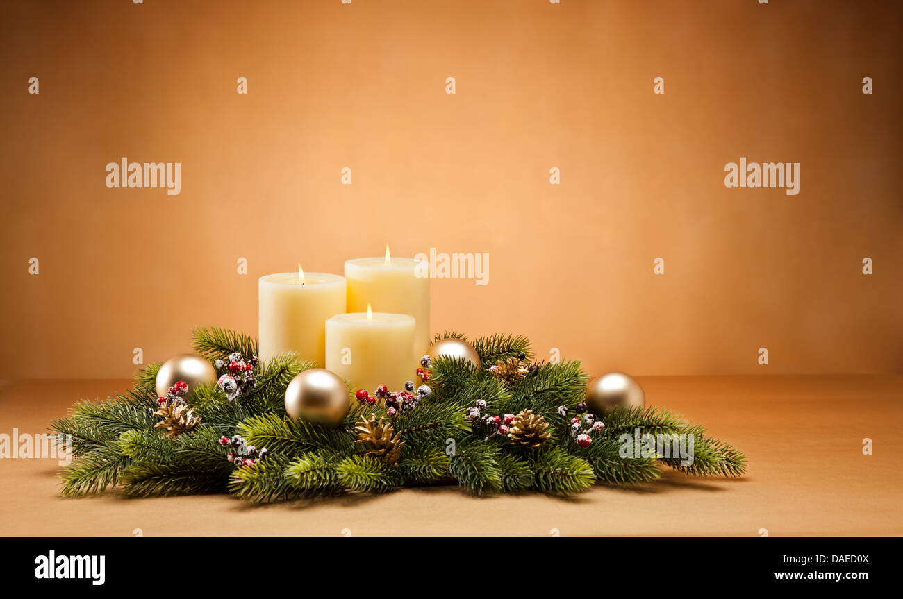 La guirlande avec des bougies allumées pour le temps de Noël pré Banque D'Images
