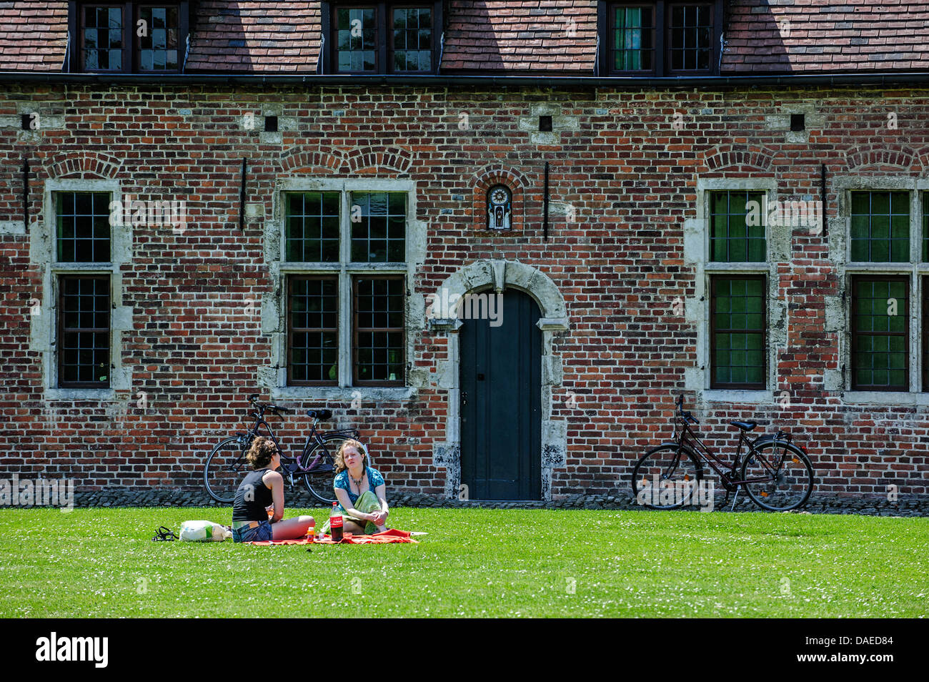 Les filles dans le Grand Béguinage / Grand Béguinage / Groot Begijnhof à Leuven / Louvain, Belgique Banque D'Images