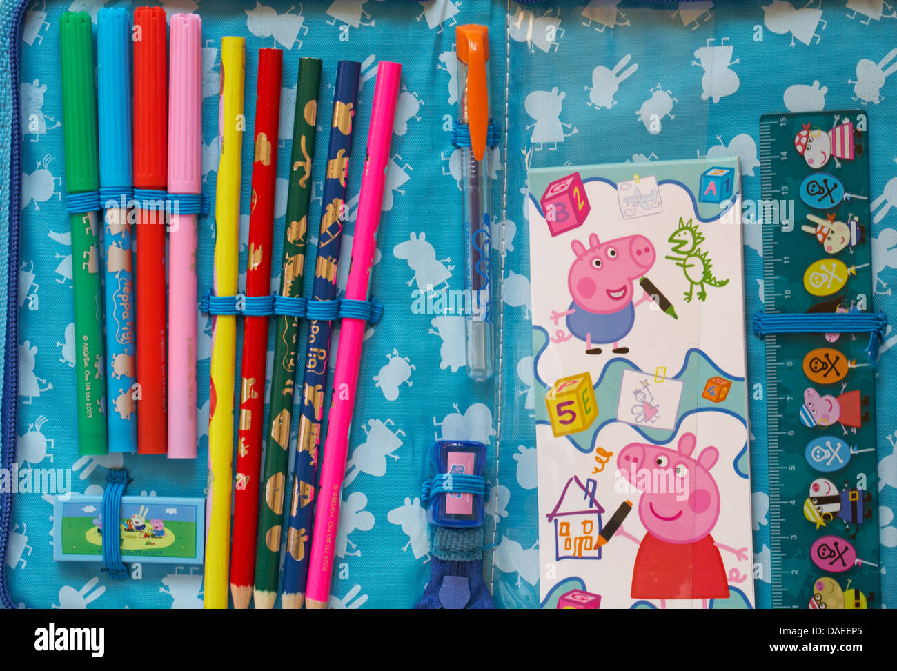 Peppa pig set papeterie - ouvert à afficher le contenu du panier - crayons, règle, gomme, taille-crayon, caoutchouc, feutres, livre avec peppa pig sur Banque D'Images