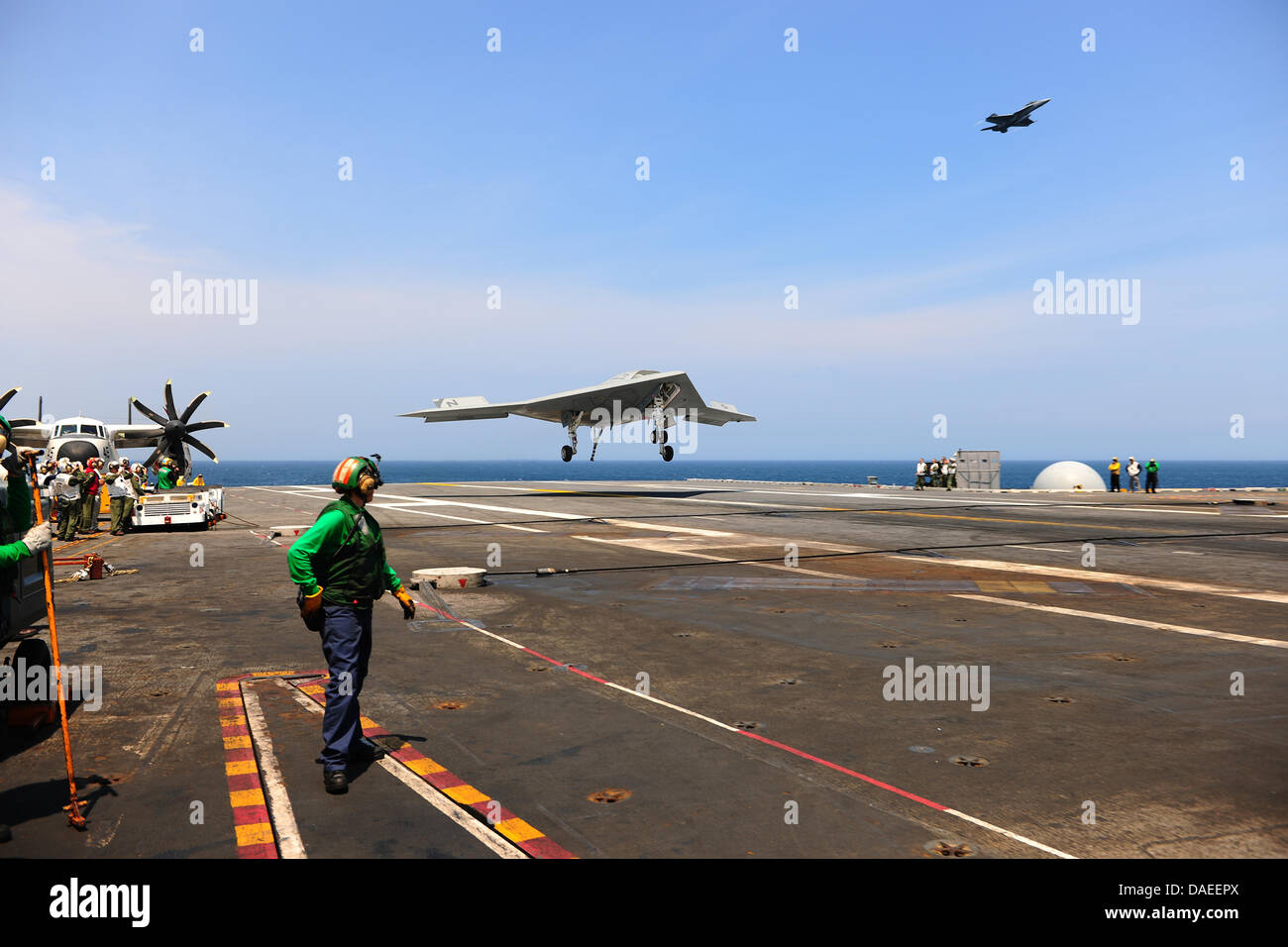 drone quadricoptère du système d'avion sans pilote dans les airs trop près  de l'avion de passagers. 16371336 Photo de stock chez Vecteezy