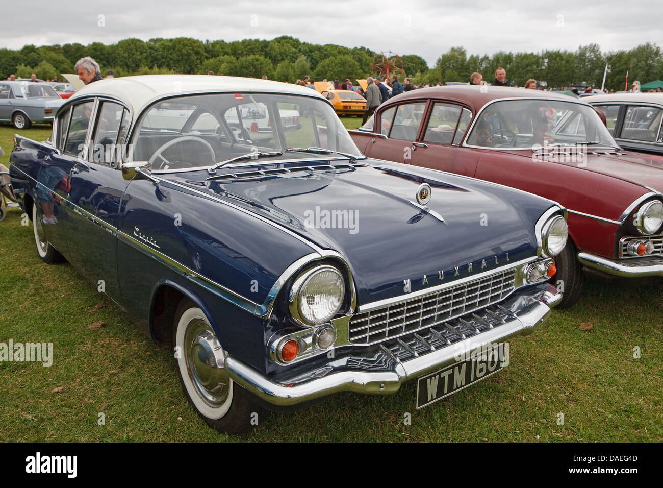Une vauxhall cresta bleu 2262cc saloon sur l'affichage à la Bromley Pageant of Motoring à Norman Park Bromley Kent Banque D'Images