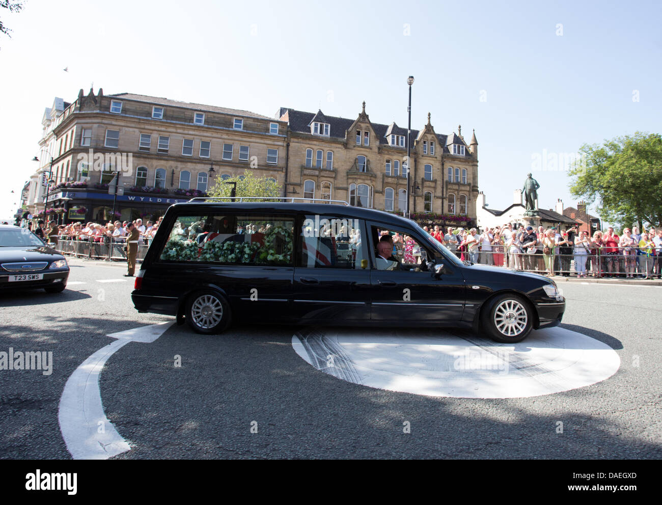 Bury, UK. 11 juillet, 2013. Les rues bordées de centaines de Bury Greater Manchester comme un défilé de batteurs escorté d'un cortège au St Mary's Parish Church le Jeudi, Juillet 11, 2013, de l'avant d'une funérailles militaires pour le batteur Lee Rigby du Régiment royal de fusiliers, qui a été tué près de sa caserne à Woolwich, dans le sud-est de Londres le 22 mai 2013. Les funérailles militaires aura lieu le vendredi 12 juillet 2013. Crédit : Christopher Middleton/Alamy Live News Banque D'Images
