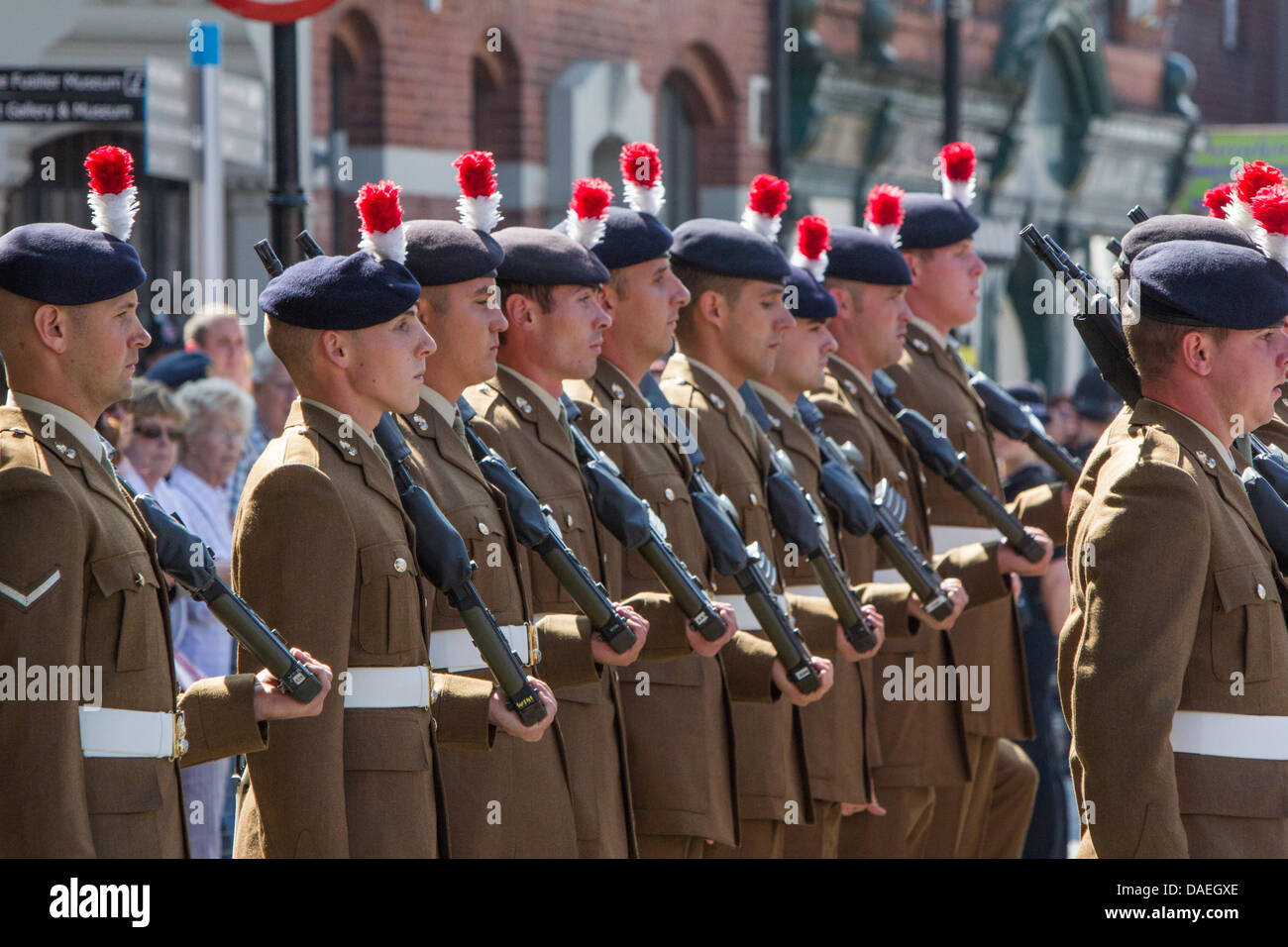 Bury, UK. 11 juillet, 2013. Les rues bordées de centaines de Bury Greater Manchester comme un défilé de batteurs escorté d'un cortège au St Mary's Parish Church le Jeudi, Juillet 11, 2013, de l'avant d'une funérailles militaires pour le batteur Lee Rigby du Régiment royal de fusiliers, qui a été tué près de sa caserne à Woolwich, dans le sud-est de Londres le 22 mai 2013. Les funérailles militaires aura lieu le vendredi 12 juillet 2013. Crédit : Christopher Middleton/Alamy Live News Banque D'Images