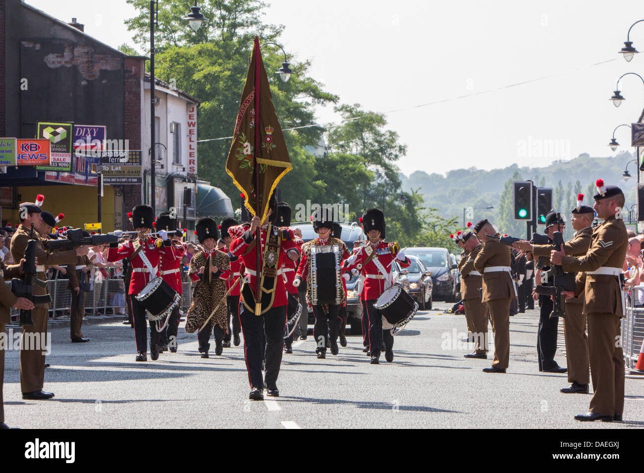 Bury, UK. 11 juillet, 2013. Les rues bordées de centaines de Bury Greater Manchester comme un défilé de batteurs escorté d'un cortège au St Mary's Parish Church le Jeudi, Juillet 11, 2013, de l'avant d'une funérailles militaires pour le batteur Lee Rigby du Régiment royal de fusiliers, qui a été tué près de sa caserne à Woolwich, dans le sud-est de Londres le 22 mai 2013. Les funérailles militaires aura lieu le vendredi 12 juillet 2013. Crédit : Christopher Middleton/Alamy Live News Banque D'Images
