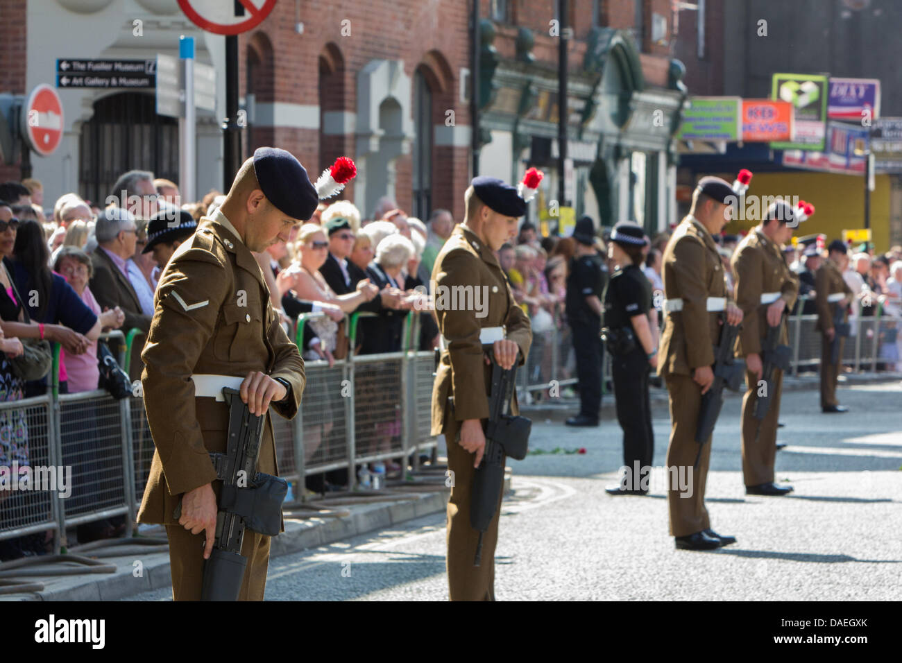 Bury, UK. 11 juillet, 2013. Les rues bordées de centaines de Bury Greater Manchester comme un défilé de batteurs escorté d'un cortège au St Mary's Parish Church le Jeudi, Juillet 11, 2013, de l'avant d'une funérailles militaires pour le batteur Lee Rigby du Régiment royal de fusiliers, qui a été tué près de sa caserne à Woolwich, dans le sud-est de Londres le 22 mai 2013. Les funérailles militaires aura lieu le vendredi 12 juillet 2013. Crédit : Christopher Middleton/Alamy Live News Banque D'Images