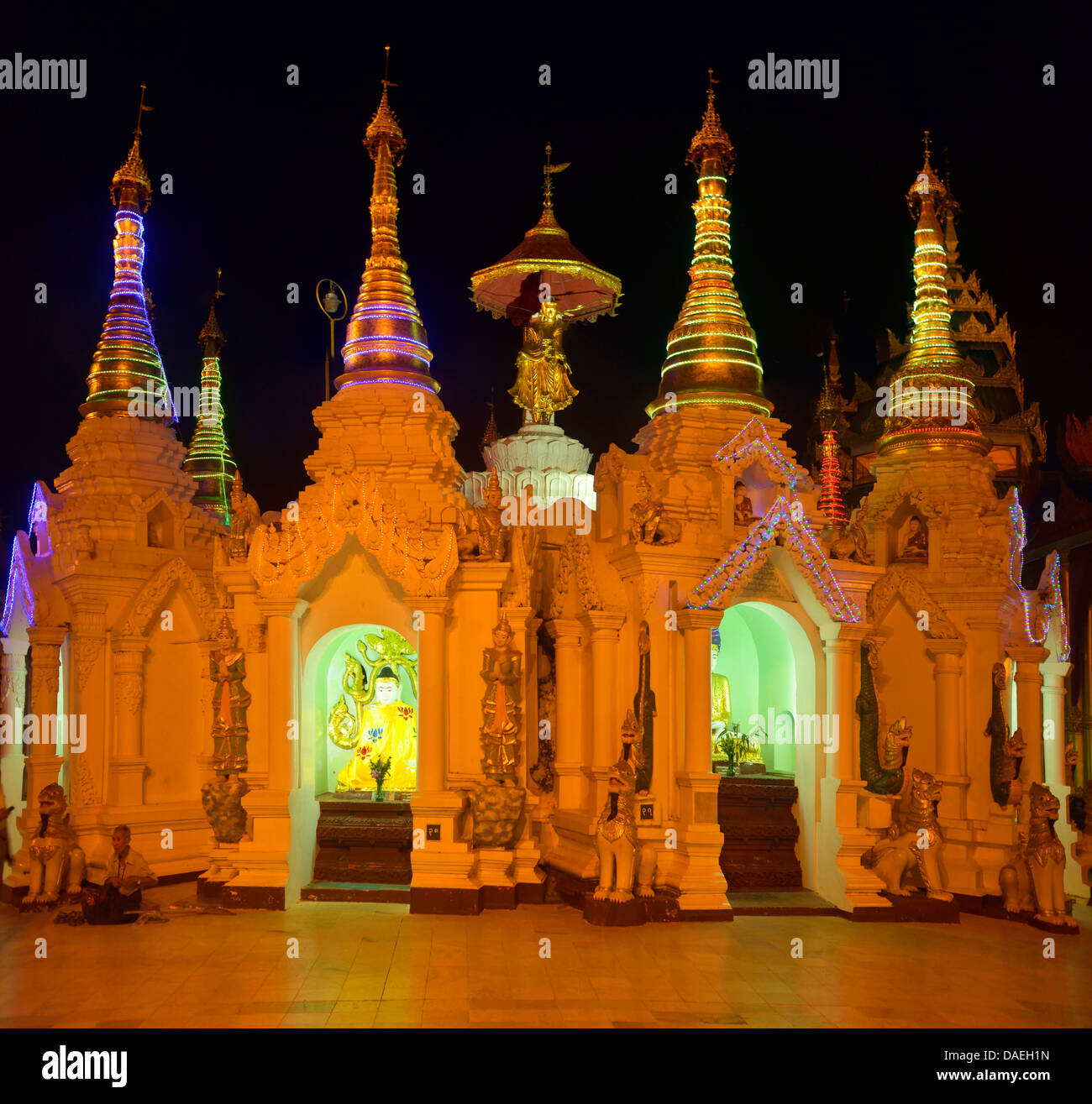 Partie de la pagode Shwedagon la nuit, plus important bâtiment sacré et centre religieux du pays, la Birmanie, Yangon Banque D'Images