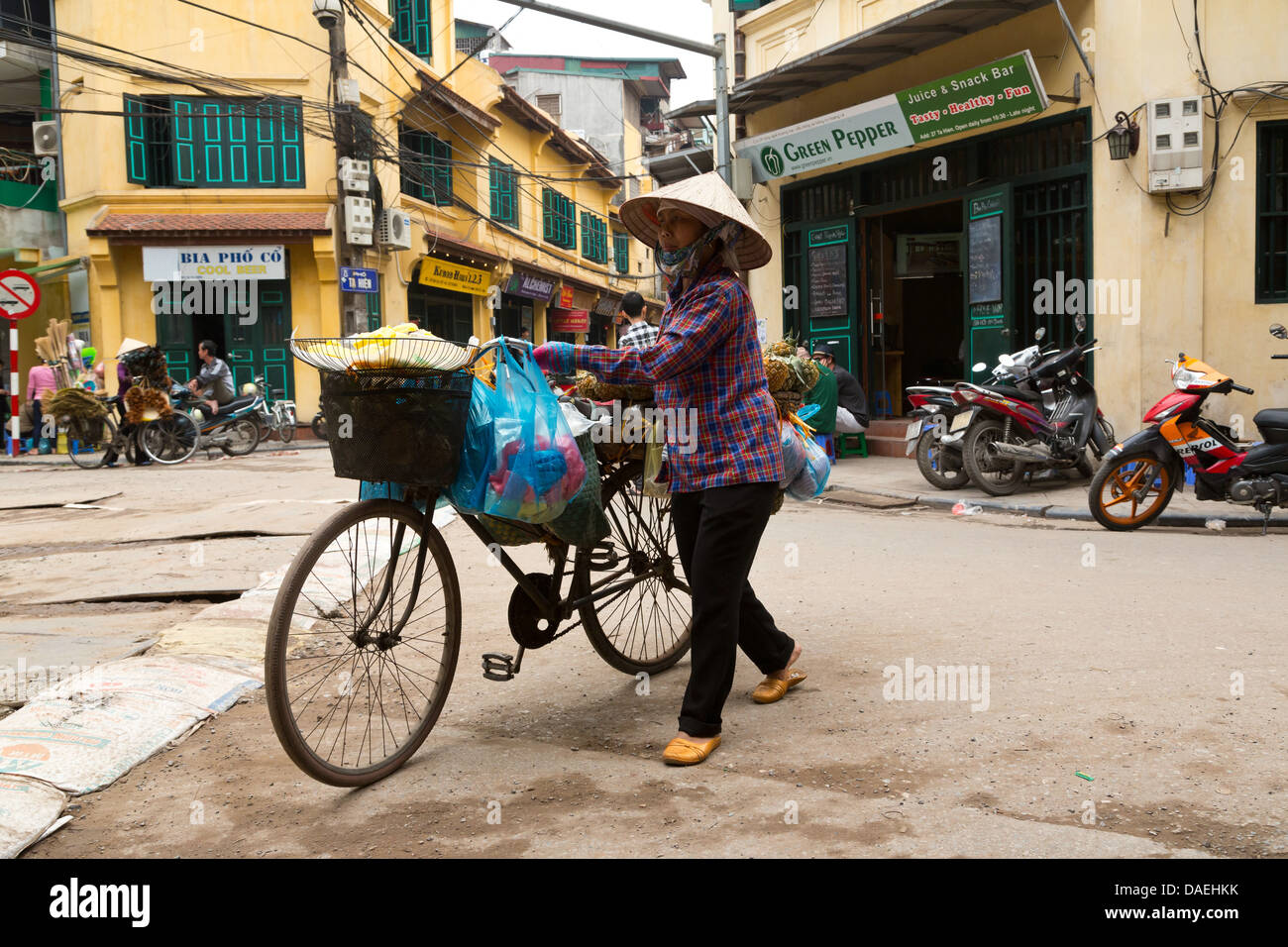 Vendeur de rue dans le vieux quartier de Hanoi, Vietnam Banque D'Images