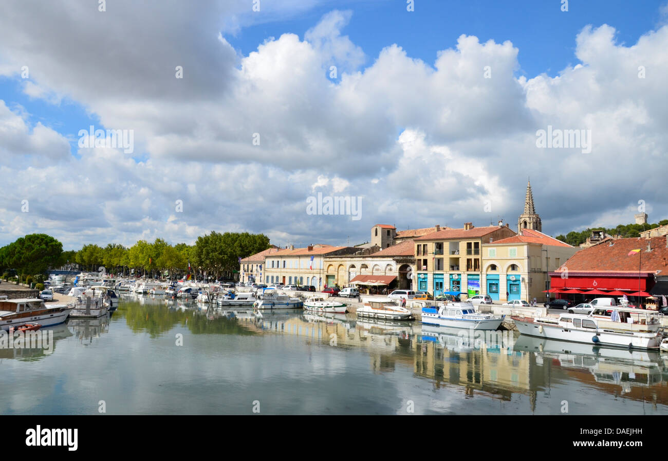 Le Port de Plaisance de Beaucaire. Beaucoup de bateaux à quai ici (230  places), beaucoup de façon permanente ou semi-permanente au cours de  l'hiver Photo Stock - Alamy