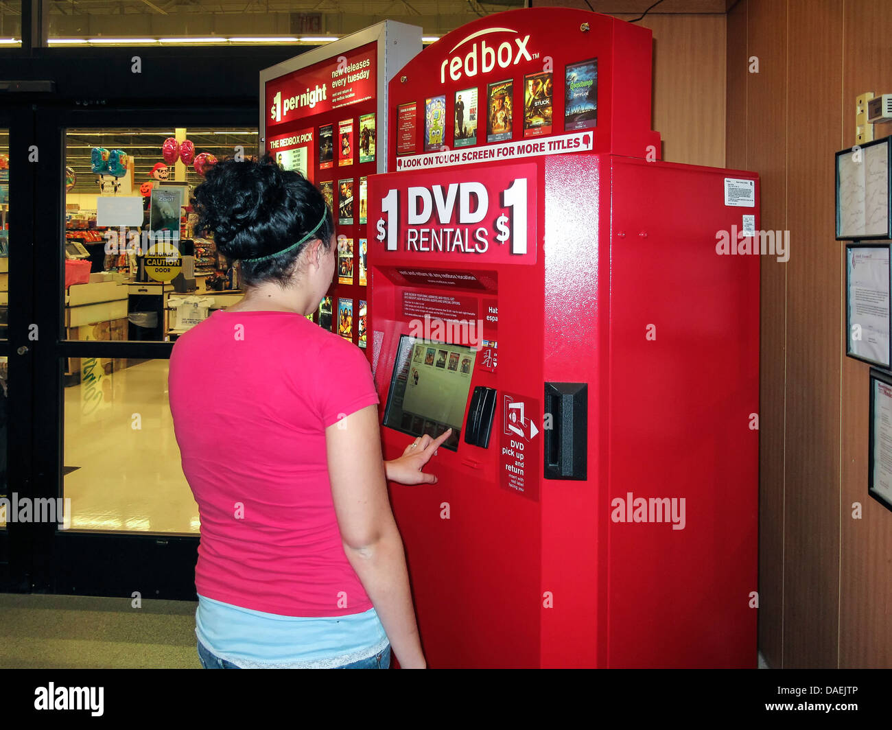 Redbox comptoir de location de film dans une épicerie. Banque D'Images