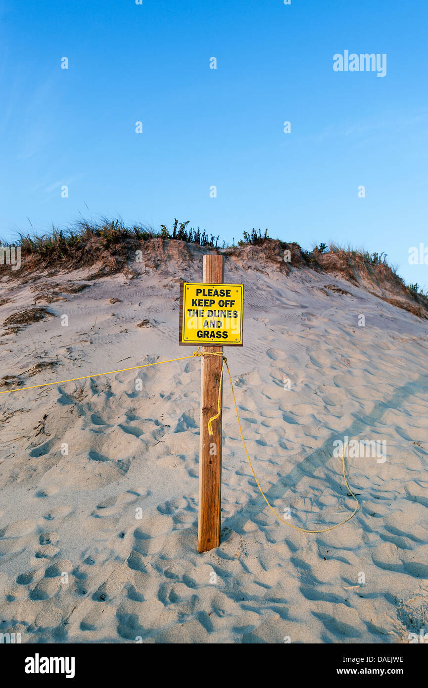 Panneau d'avertissement falaise et des dunes de sable le long du littoral présente des traces d'érosion continue, Cape Cod, Massachusetts, USA Banque D'Images