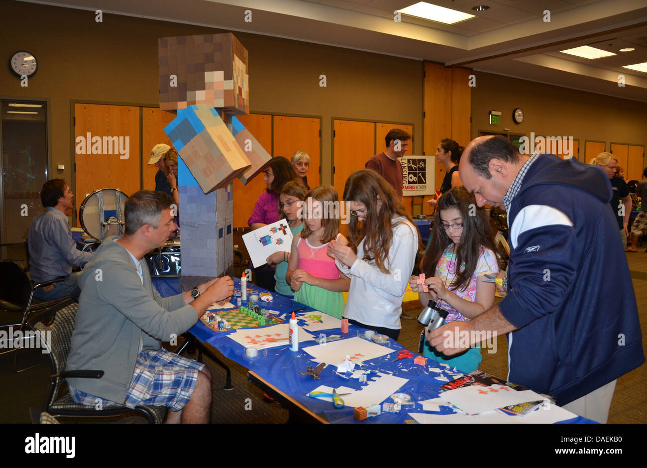 ANN Arbor, MI - juin 8 : aux stagiaires d'explorer la pièce lors de l'papercraft minecraft Ann Arbor mini bouilloire Faire 8 juin 2013 à Ann Banque D'Images