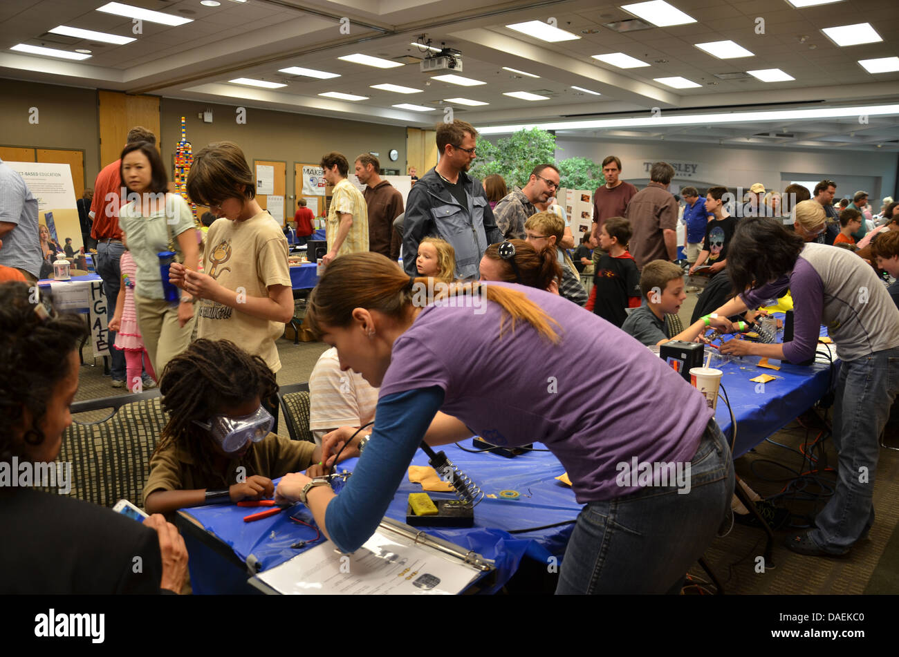 ANN Arbor, MI - juin 8 : Les participants apprennent à souder à l'Ann Arbor mini bouilloire Faire 8 juin 2013, à Ann Arbor, MI Banque D'Images