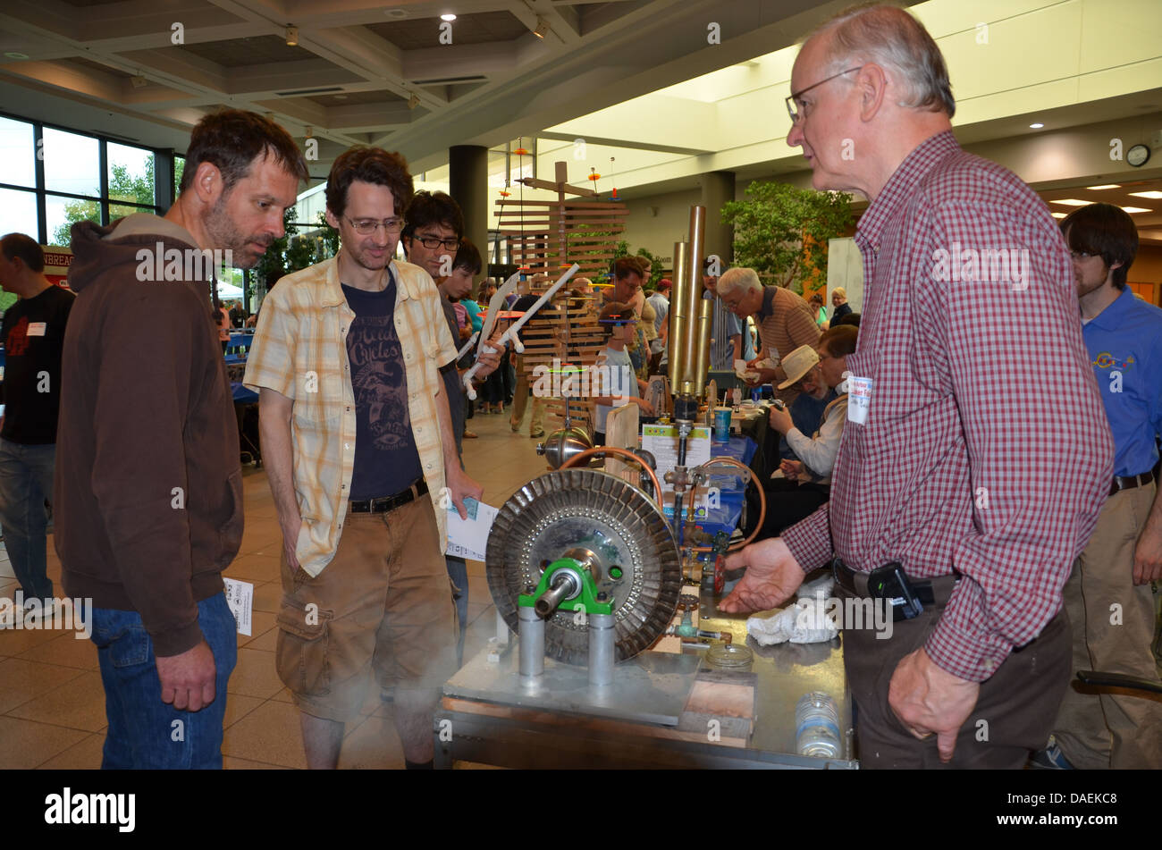 ANN Arbor, MI - juin 8 : Présence d'admirer une démonstration d'une reproduction d'une ancienne turbine à vapeur à l'Ann Arbor Mini Mak Banque D'Images