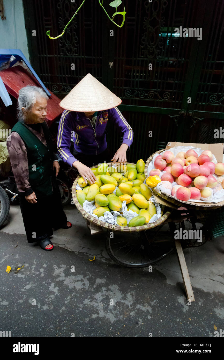 Vendeur de rue typique à Hanoi, Vietnam Banque D'Images