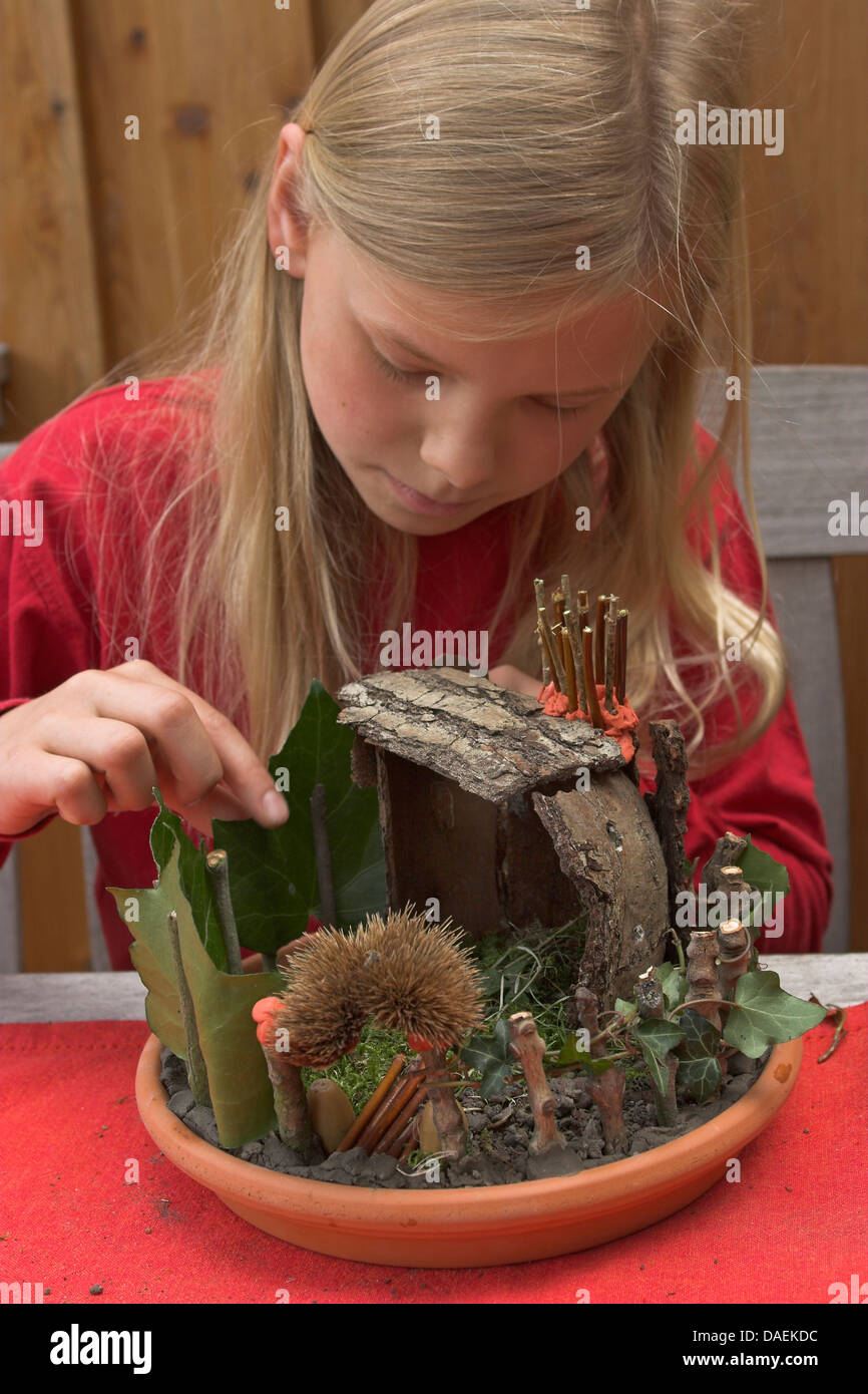 Bricolage Jardin fille un nain avec la nature des matériaux, Allemagne Banque D'Images