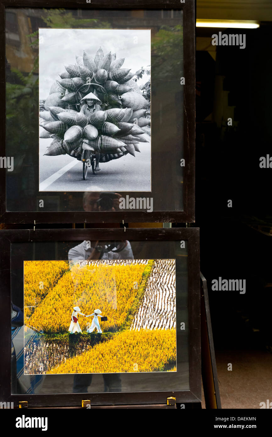 Les Peintures en vente dans les rues de Hanoi, Vietnam Banque D'Images