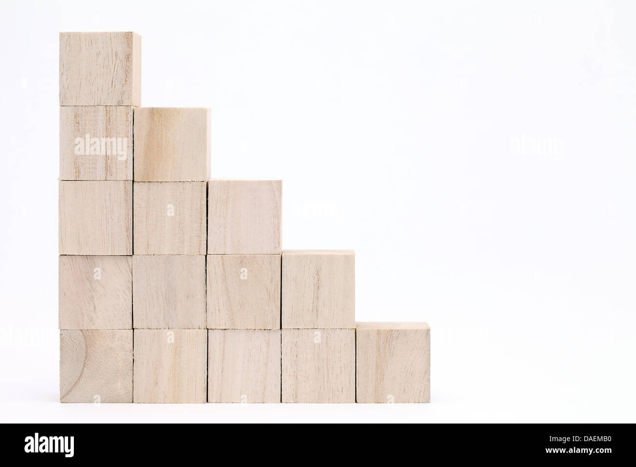 Pile de blocs en bois sur fond blanc Banque D'Images