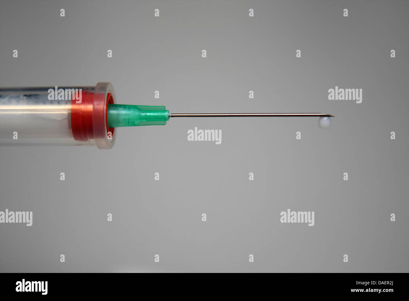 Aiguille, seringue avec goutte de médecine de pointe, med Banque D'Images