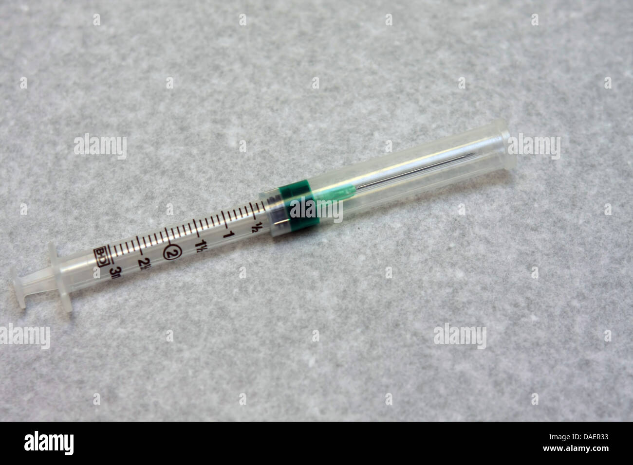 Seringue à aiguille capuchon de verrouillage de sécurité en place, hosiptal, clinique, infirmière, médecin, aide, l'aide Banque D'Images