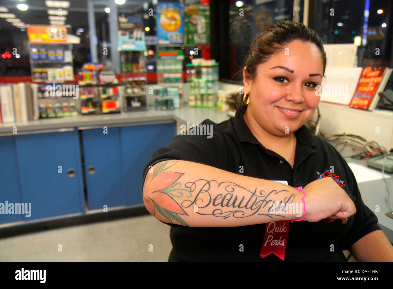 Miami Florida,Florida City,femme hispanique femmes,caissière,station-service,essence,magasin de proximité,tatouage,belle,FL130518100 Banque D'Images