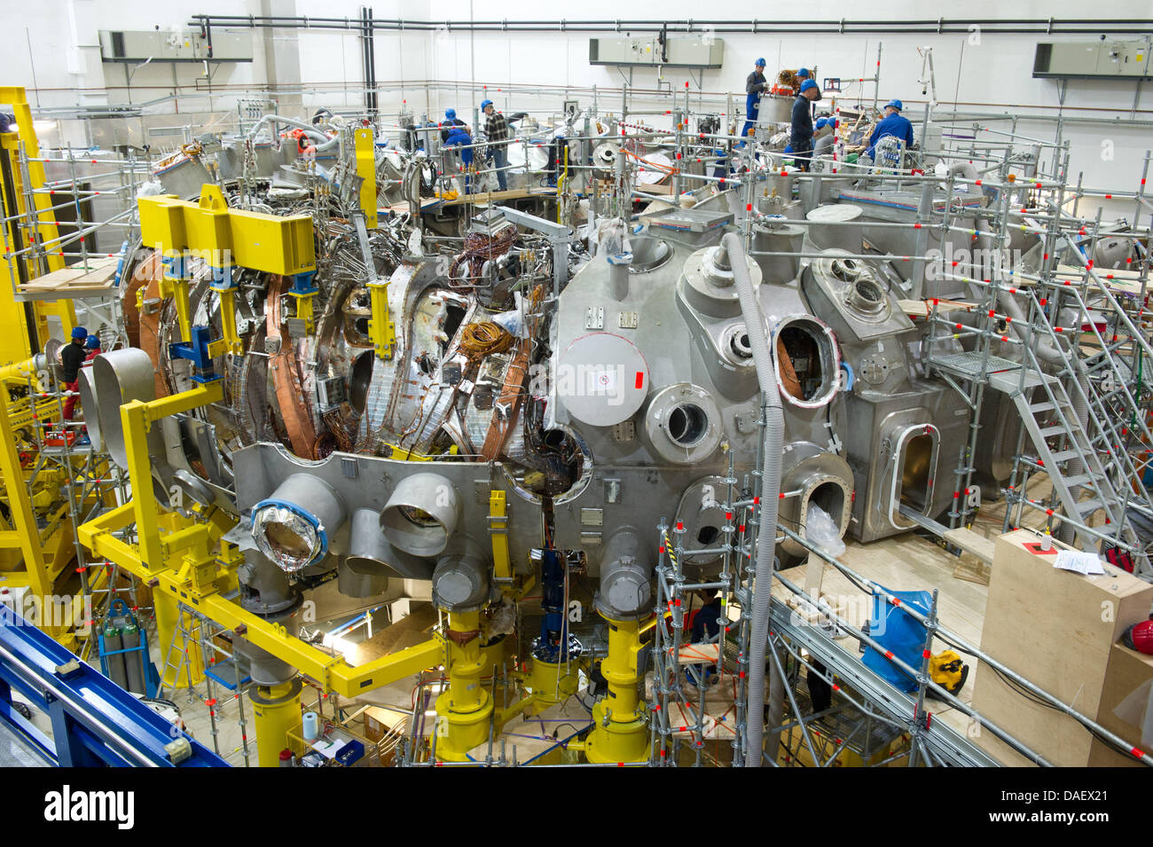 Les techniciens travaillent sur le cinquième module de la 'réacteur expérimental 7 Wendelstein-X' à l'Institut Max Planck de physique des plasmas (IPP) à Greifswald, Allemagne, 16 novembre 2011. Avec l'assemblée de la cinquième module, la 'fusion' sera fermée. Plus tard, un degré 100 millions de plasma chaud s'écoule pratiquement dans le ring sans toucher les murs du réacteur. La carte graphique Creator devrait aller j Banque D'Images