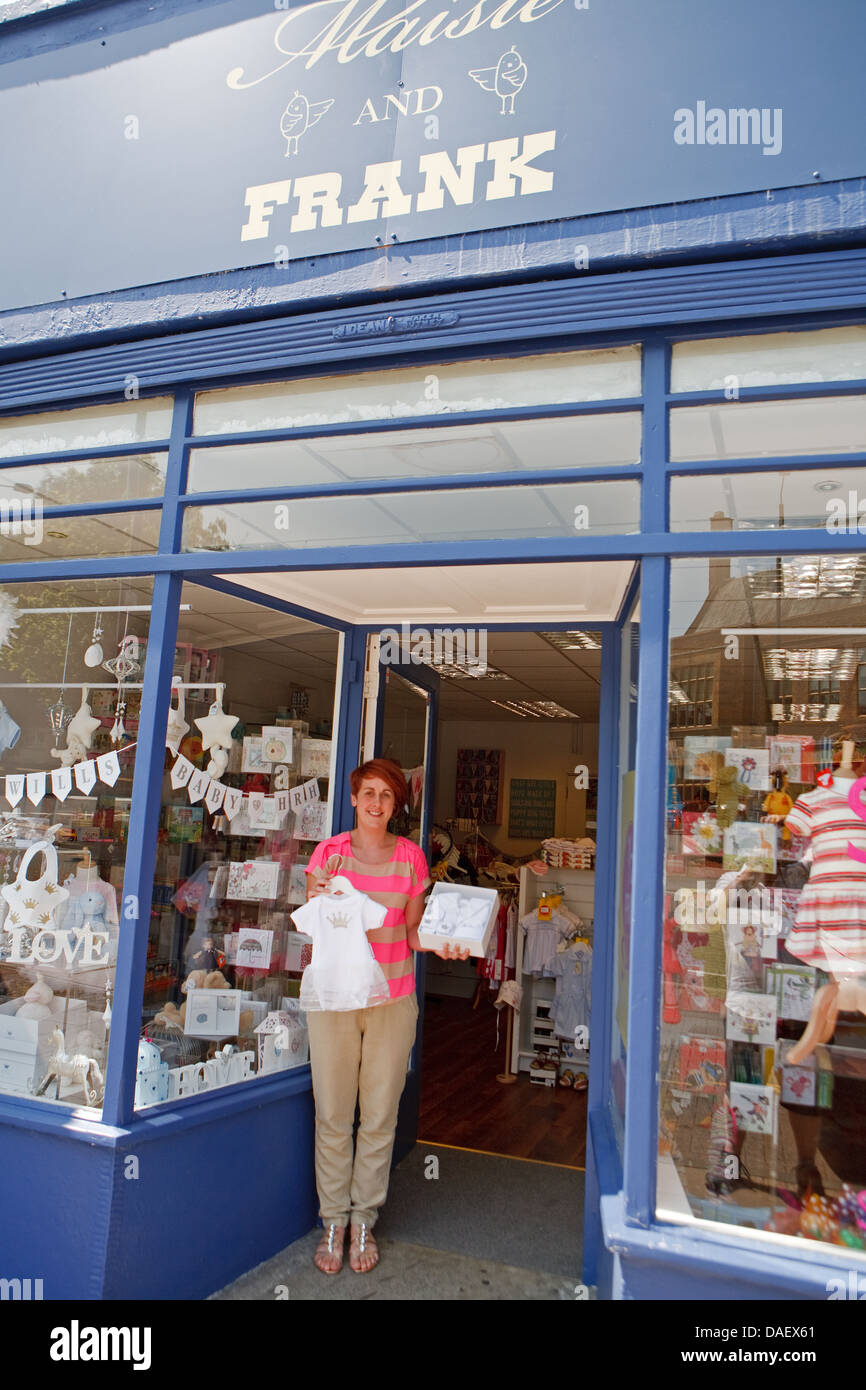 Maisie et Frank Kids vente Boutique souvenirs bébé Royal Hayes dans le Kent Banque D'Images