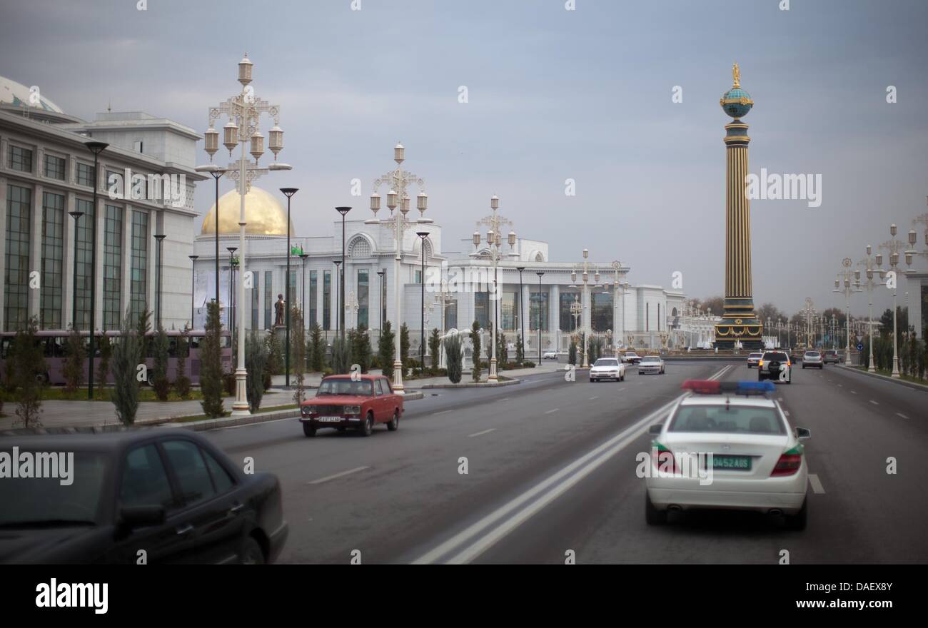 Les voitures roulent passé édifices modernes à Ashgabat, Turkménistan, 17 novembre 2011. Le ministre des Affaires étrangères allemand Guido Westerwelle est sur une visite de deux jours dans ce pays d'Asie centrale. Photo : Michael Kappeler Banque D'Images