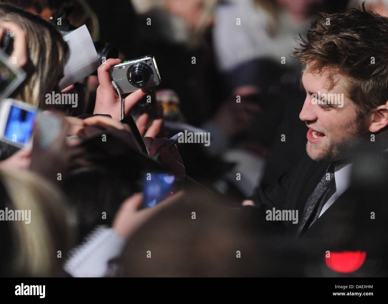 L'acteur Robert Pattinson arrive à la première du film "La Saga Twilight : Breaking Dawn - Part 1' au Cinestar cinemas sur la Potsdamer Platz à Berlin, Allemagne, 18 novembre 2011. Le quatrième "Twilight" livre a été filmé en deux parties. La première partie s'agit de cinémas allemands le 24 novembre. Photo : Jens Kalaene Banque D'Images