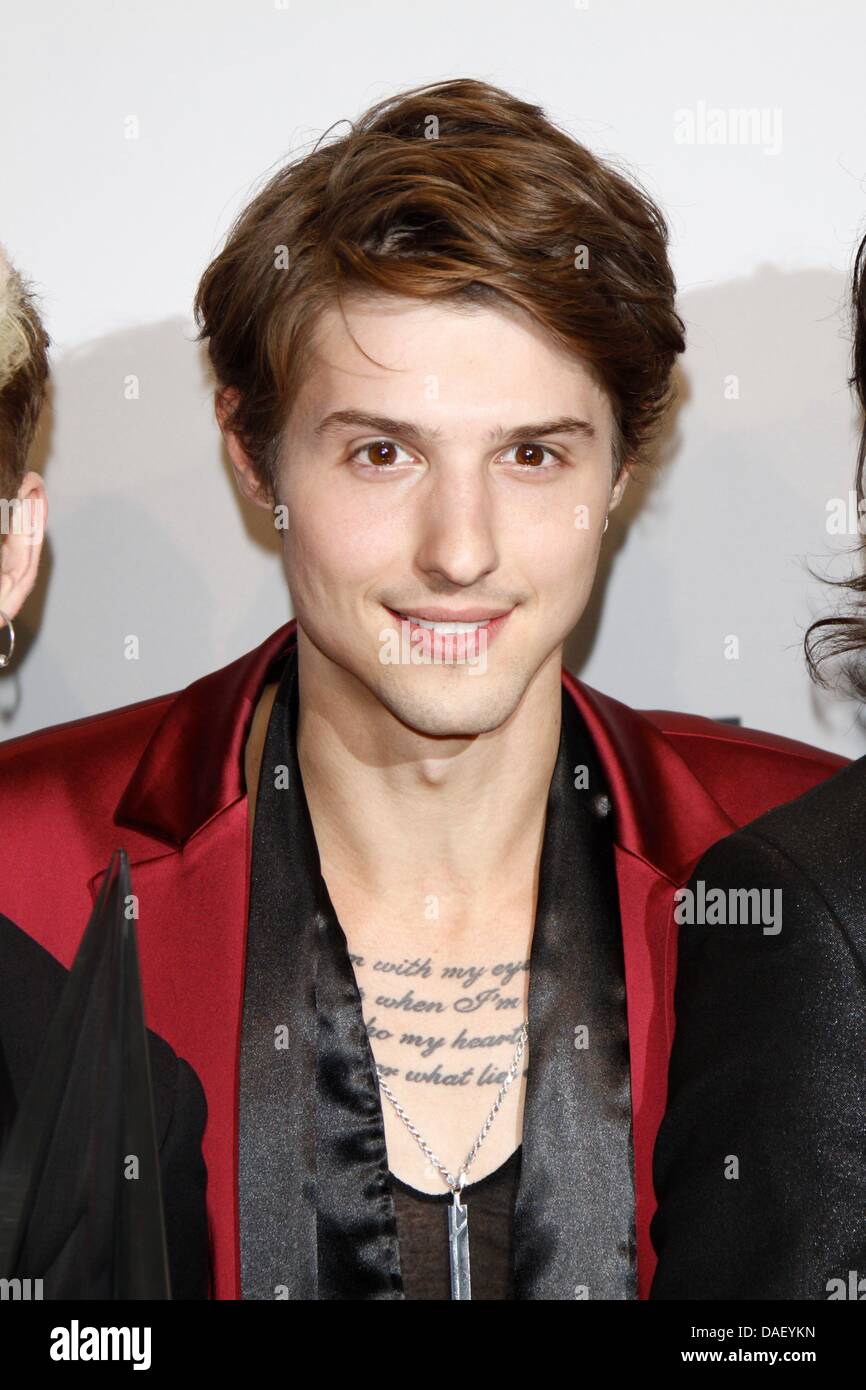 Musiciens Ryan Follese de 'Hot Chelle Rae' arrive à la 2011 American Music Awards au Nokia Theatre L.A. Vivre à Los Angeles, USA, le 21 novembre 2011. Photo : Hubert Boesl Banque D'Images